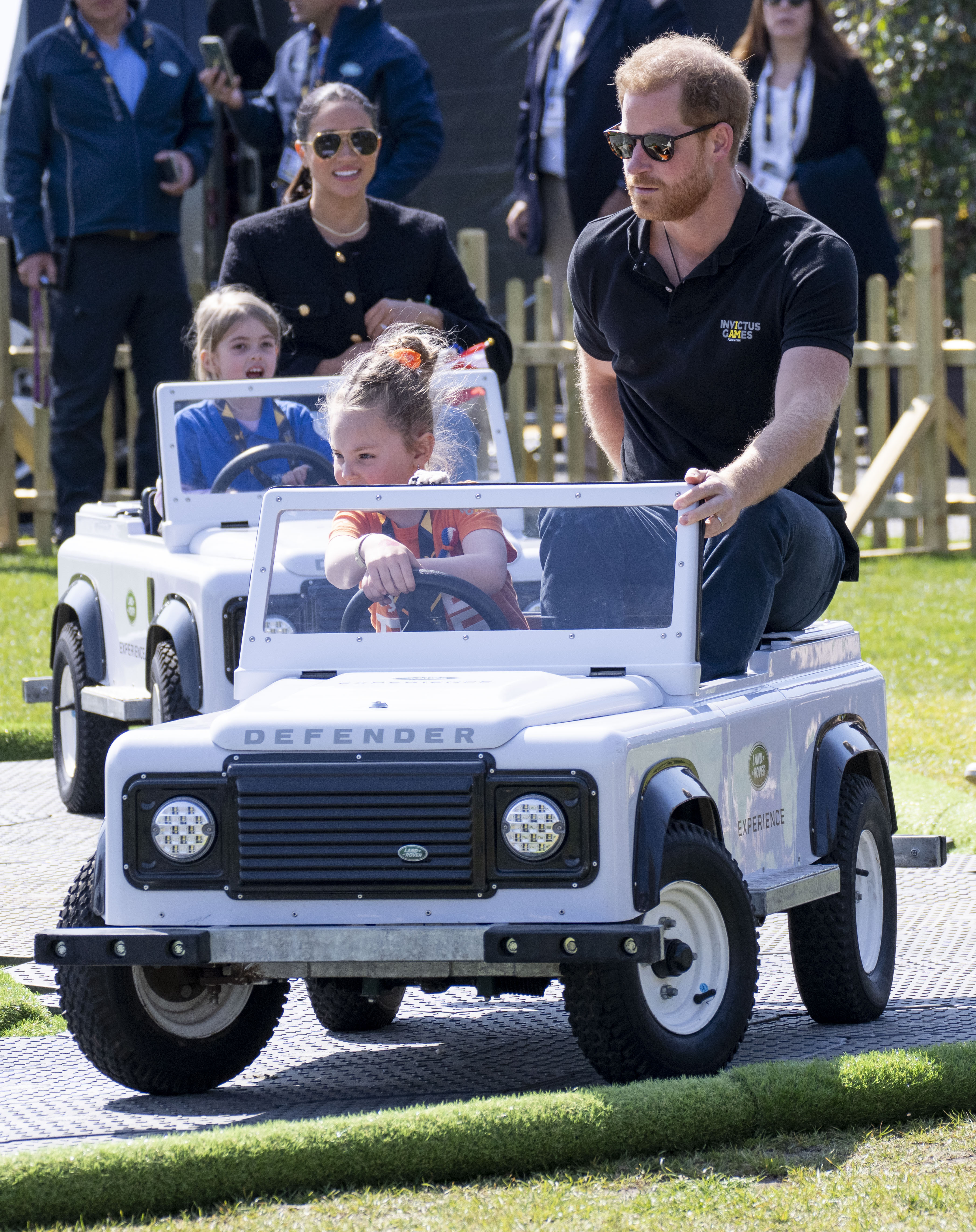 Prinz Harry und Meghan Markle bei der The Land Rover Driving Challenge während der Invictus Games im Zuiderpark in Den Haag, Niederlande, am 16. April 2022 | Quelle: Getty Images