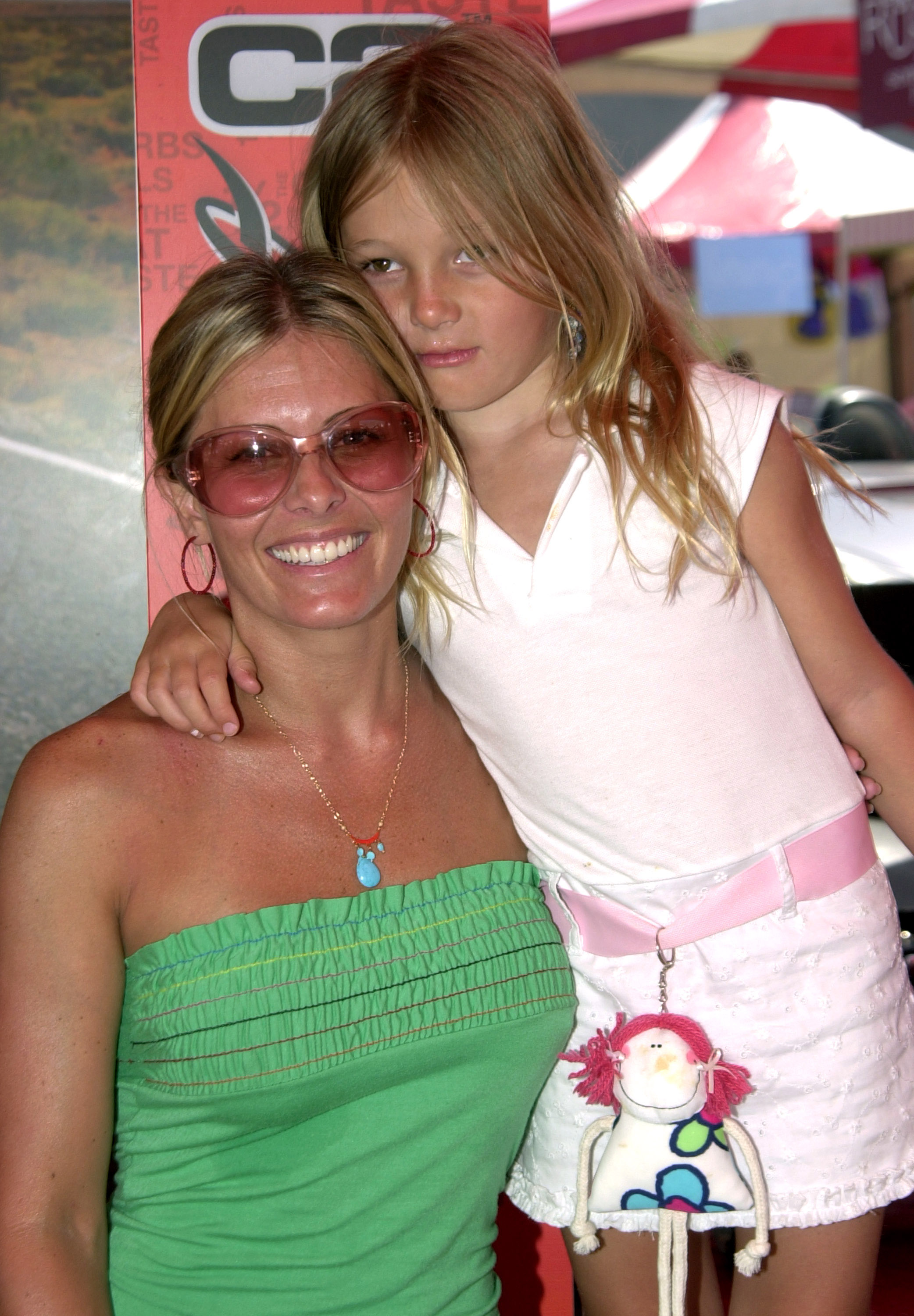 Nicole Eggert und Tochter Dilyn beim Silver Spoon Hollywood Buffet im Private Estate in Hollywood im Juni 2004 | Quelle: Getty Images