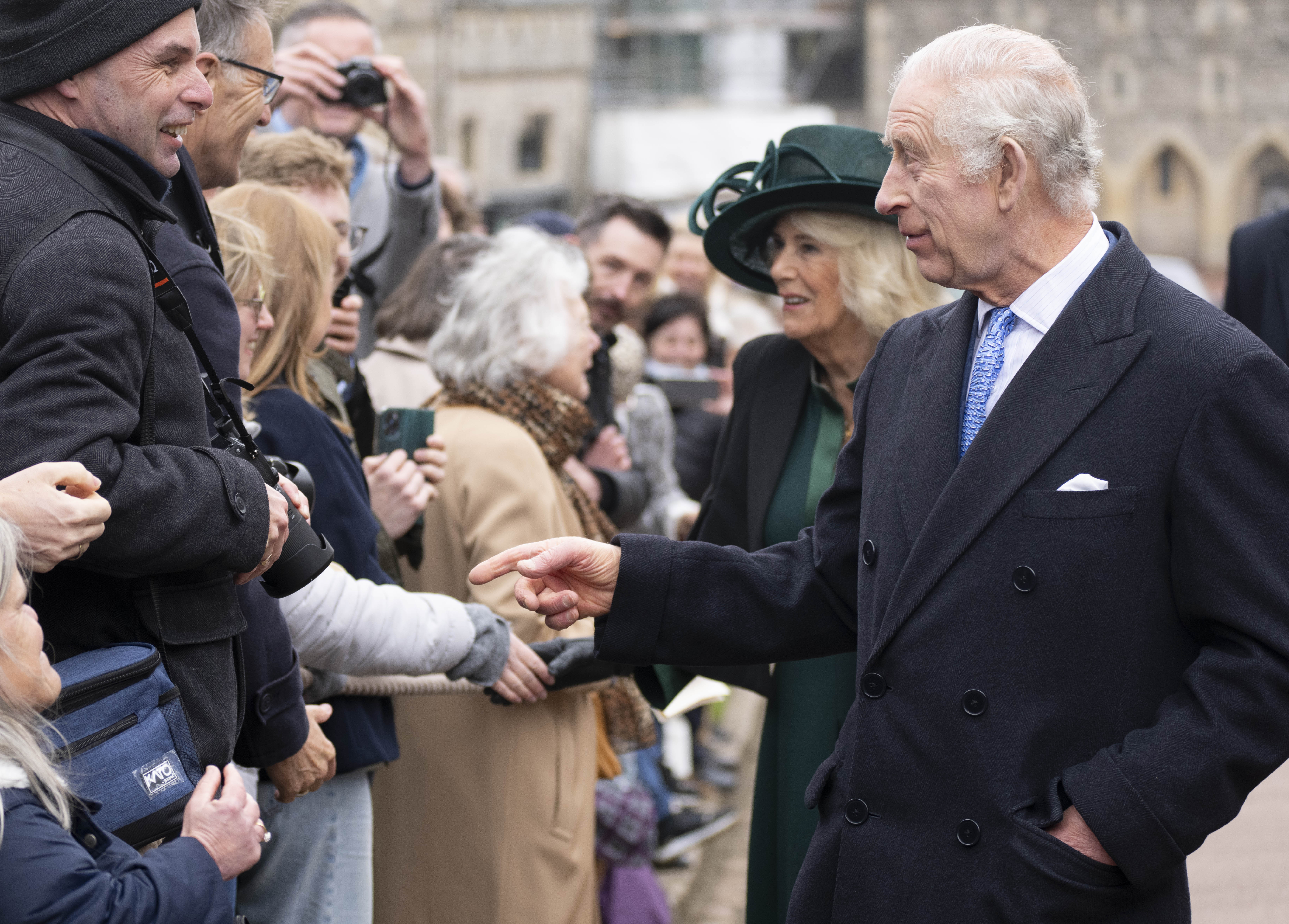 König Charles III. und Königin Camilla nehmen am 31. März 2024 an der Ostermesse in der St. George's Chapel, Windsor Castle, in Windsor, England, teil. | Quelle: Getty Images