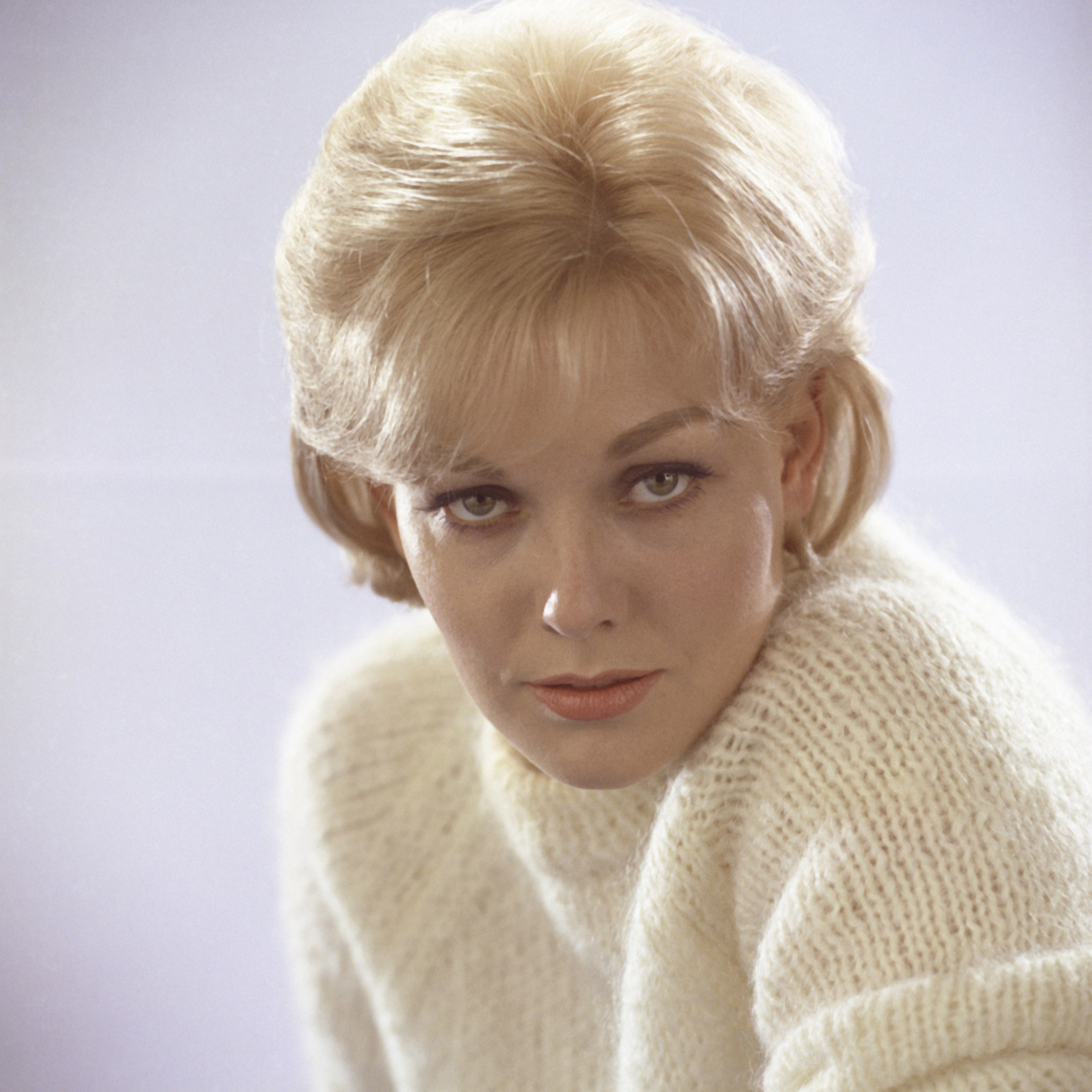 Kim Novak posiert in einem weißen Pullover um 1960. | Quelle: Getty Images