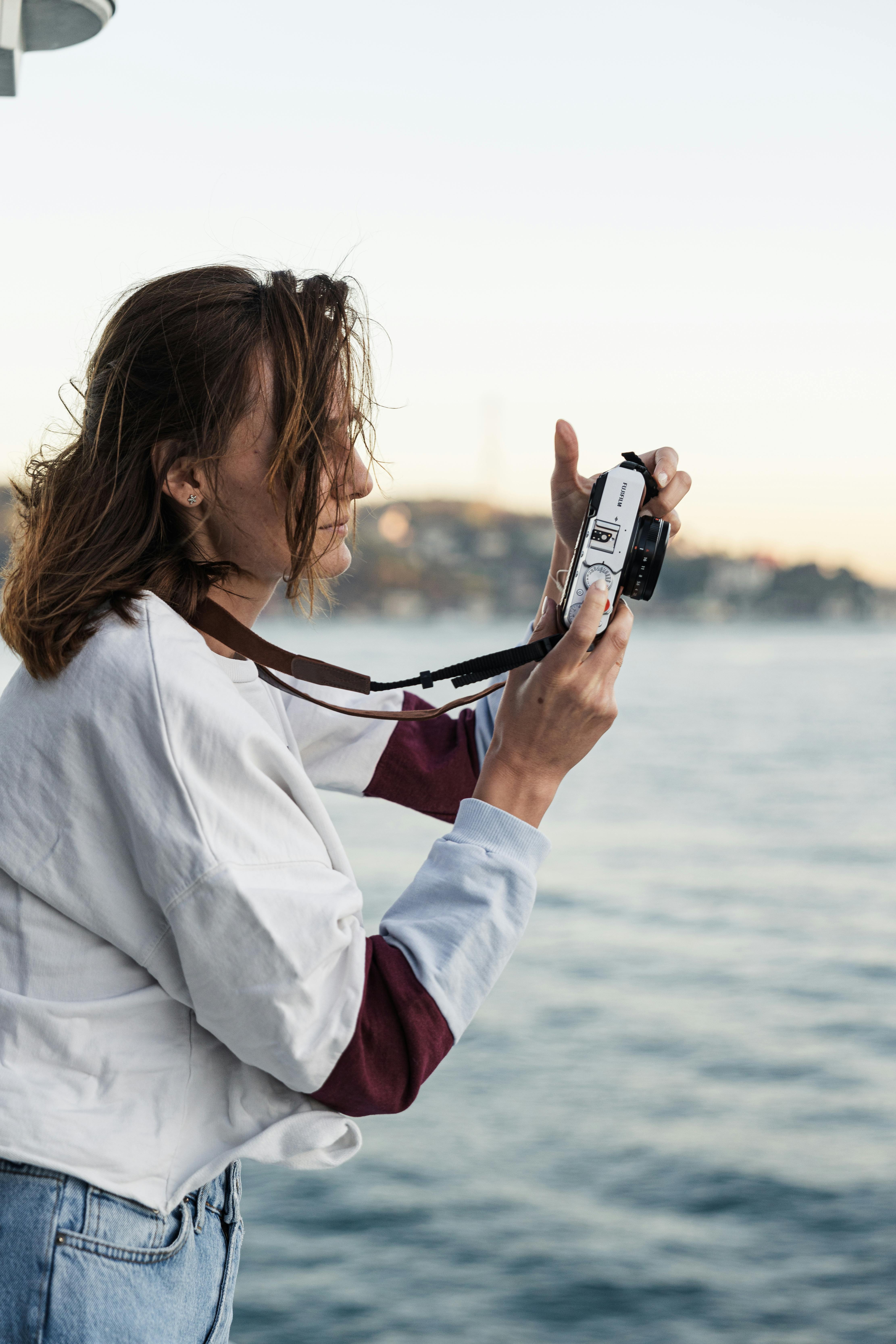 Frau macht ein Foto am Strand | Quelle: Pexels