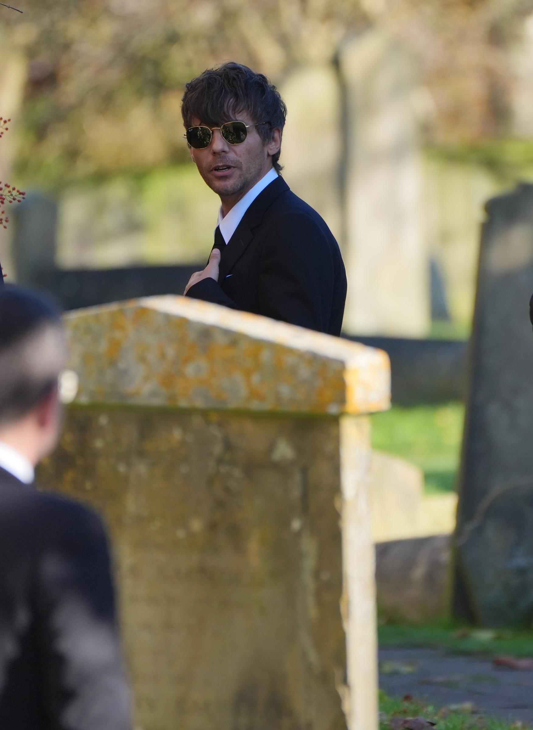 Louis Tomlinson bei der Beerdigung von Liam Payne in der St. Mary's Church in Amersham am 20. November 2024 | Quelle: Getty Images