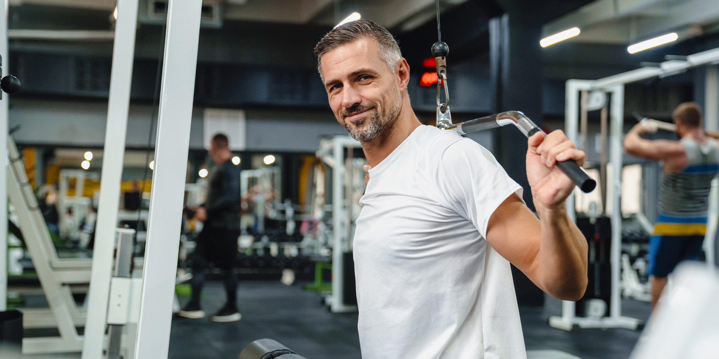 Mann beim Training in einem Fitnessstudio | Quelle: Shutterstock