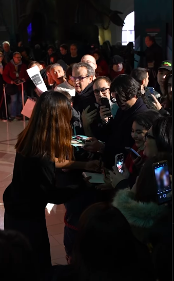 Zoe Saldaña gibt Autogramme für Fans bei der „Emilia Perez“-Premiere, gepostet am 3. Dezember 2024 | Quelle: Instagram/museocinema