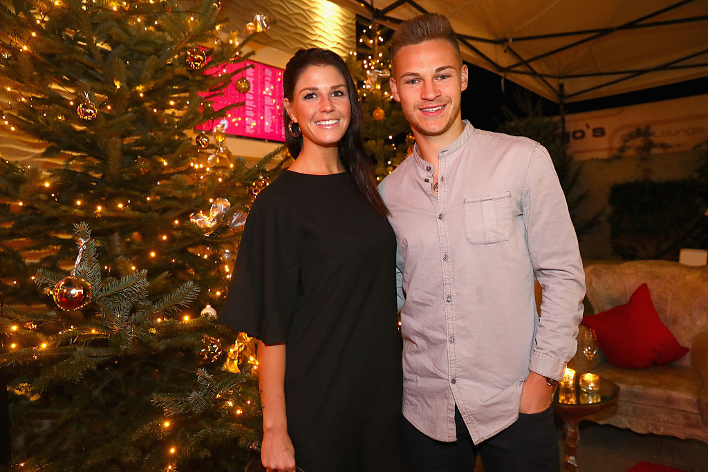 Joshua Kimmich vom FC Bayern München nimmt zusammen mit Lina Meyer am 10. Dezember 2016 in München an der Weihnachtsfeier des Vereins in der Bar „H'ugo's“ teil. | Quelle: Getty Images