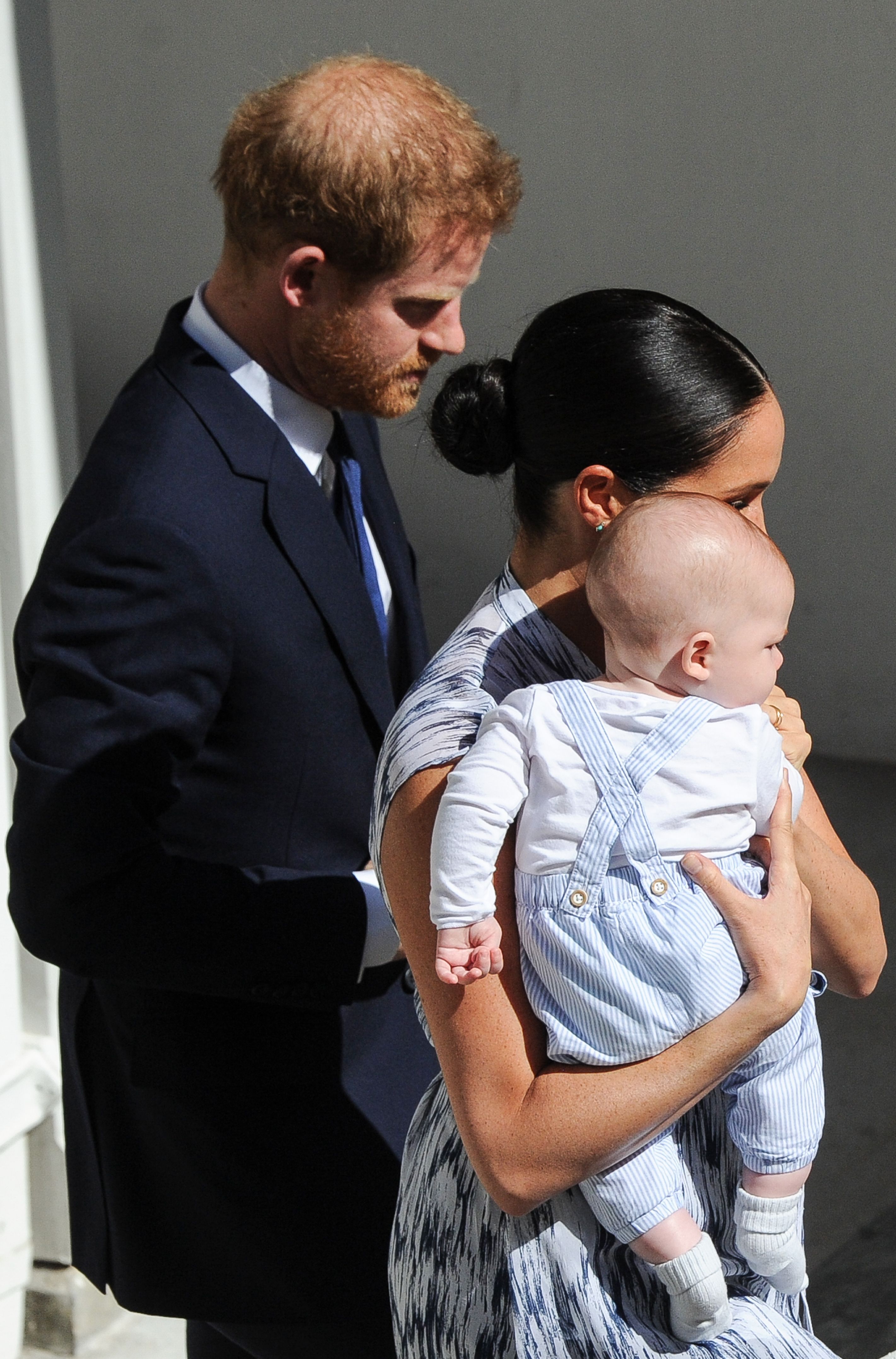 Nur wenige Monate vor diesem Familienauftritt in Südafrika hatten Meghan und Harry sich für eine private Taufe von Archie in Windsor Castle entschieden und die Gästeliste geheim gehalten. Es wurden lediglich offizielle Porträts veröffentlicht, was die früh getroffene Entscheidung des Paares widerspiegelte, den Zugang der Öffentlichkeit zum Leben ihres Sohnes einzuschränken. | Quelle: Getty Images
