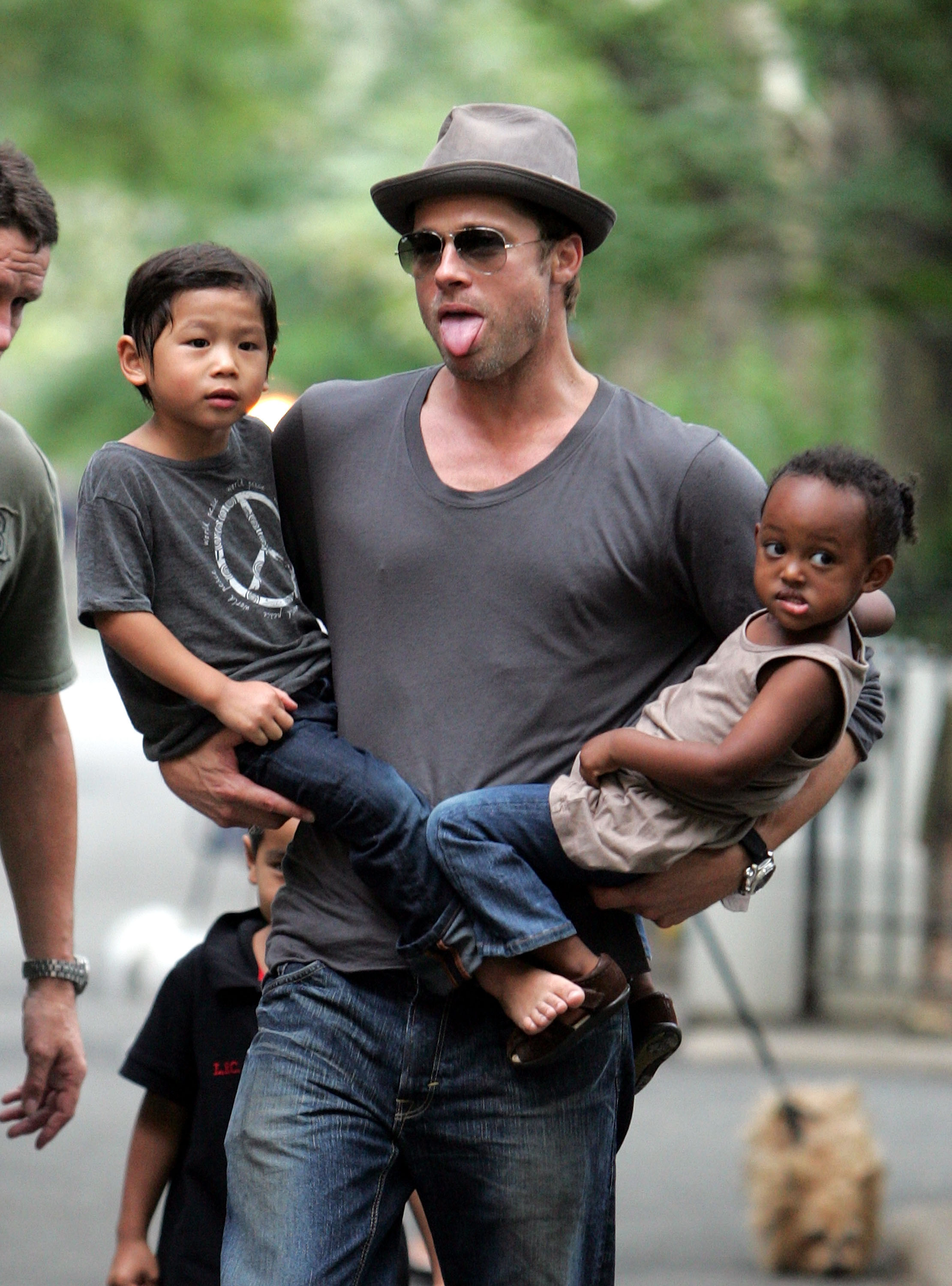 Brad Pitt mit Zahara Jolie-Pitt, Pax Jolie-Pitt und Maddox Jolie-Pitt in New York City am 26. August 2007 | Quelle: Getty Images