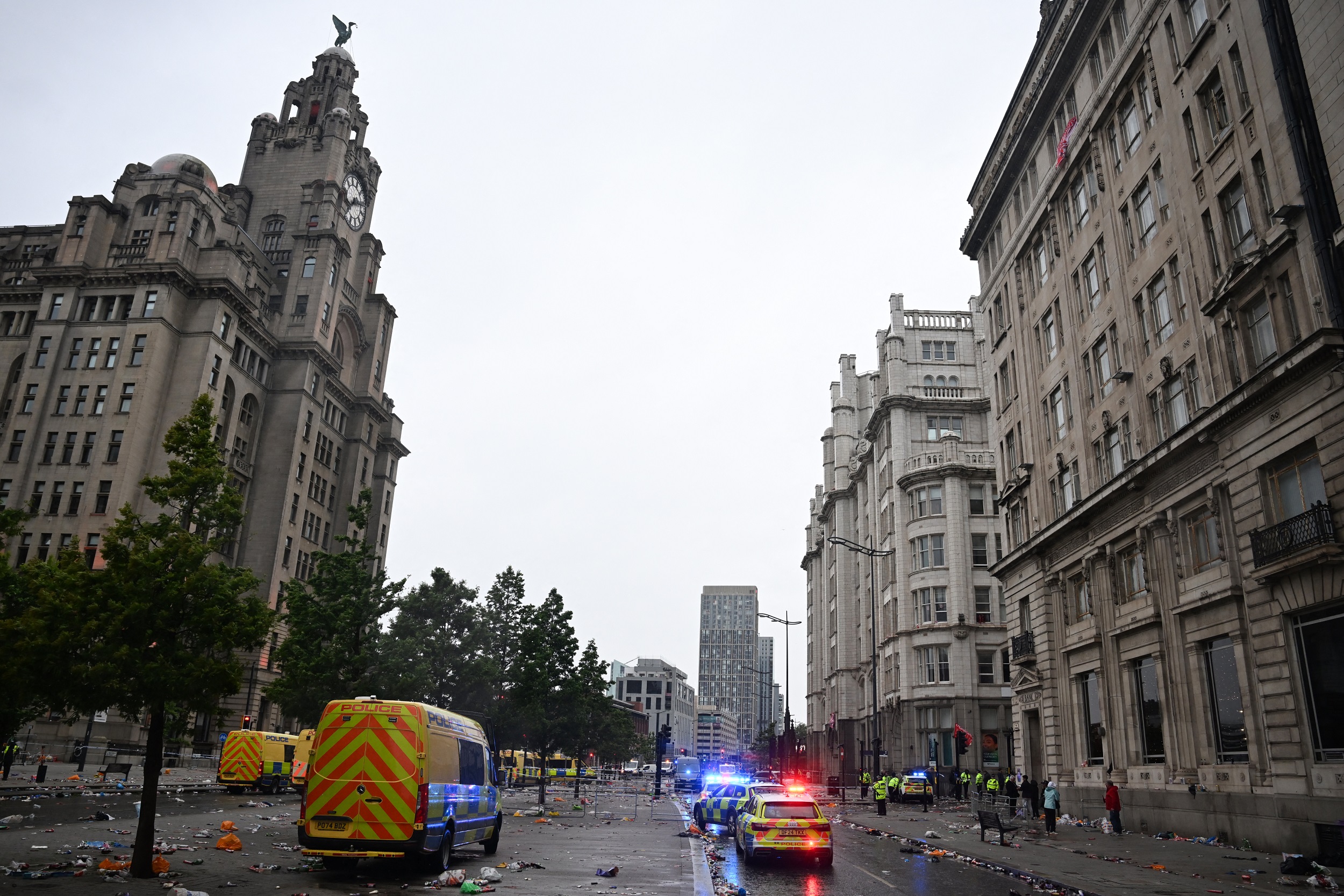 Nach einem Zwischenfall am Rande der Premier-League-Siegparade in Liverpool am 26. Mai 2025 in Liverpool, Nordwestengland, stehen Polizeifahrzeuge am Strand beim Royal Liver Building: Getty Images