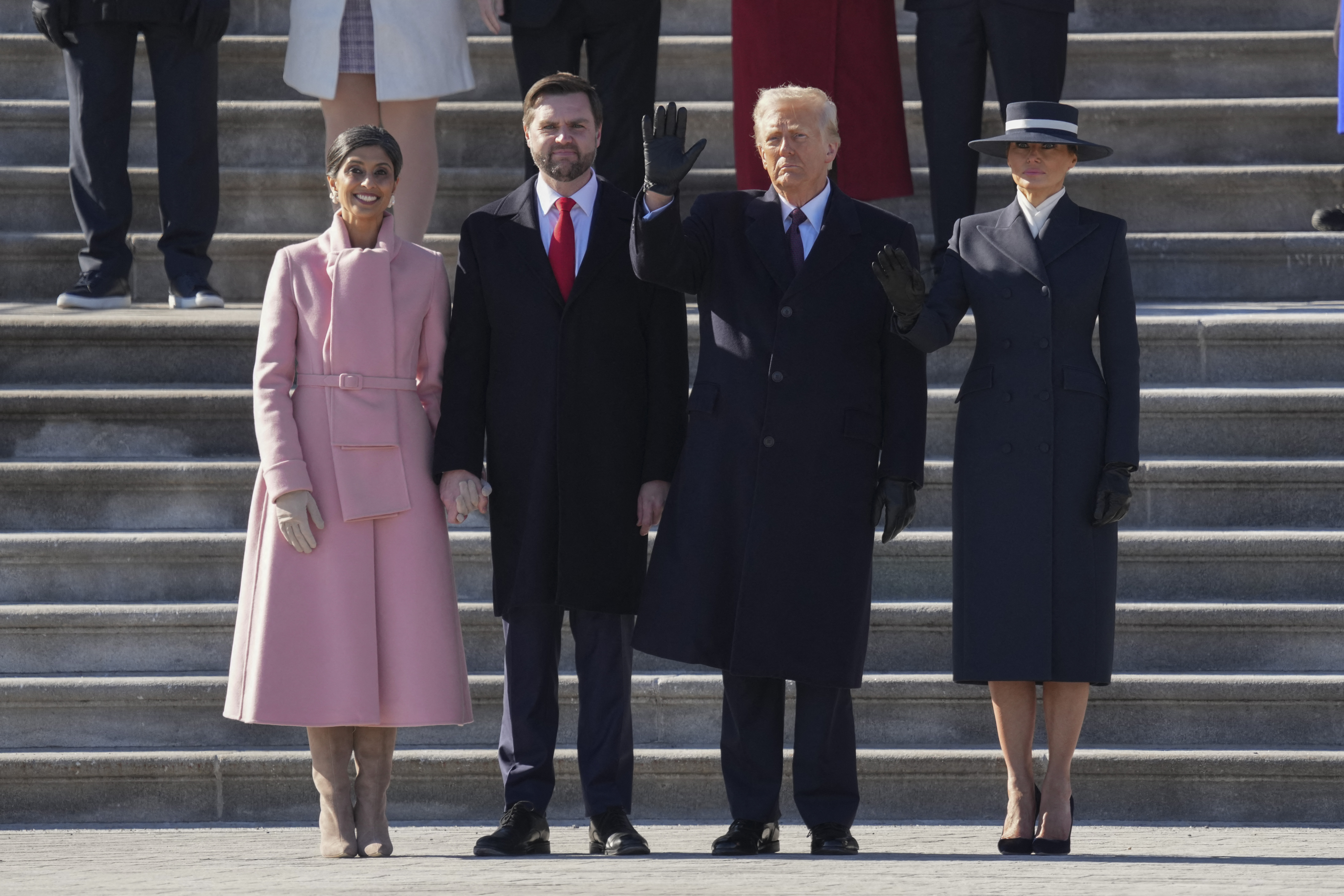 Second Lady Usha Vance, Vizepräsident JD Vance, Präsident Donald Trump und First Lady Melania Trump posieren auf den Stufen des Kapitols. | Quelle: Getty Images