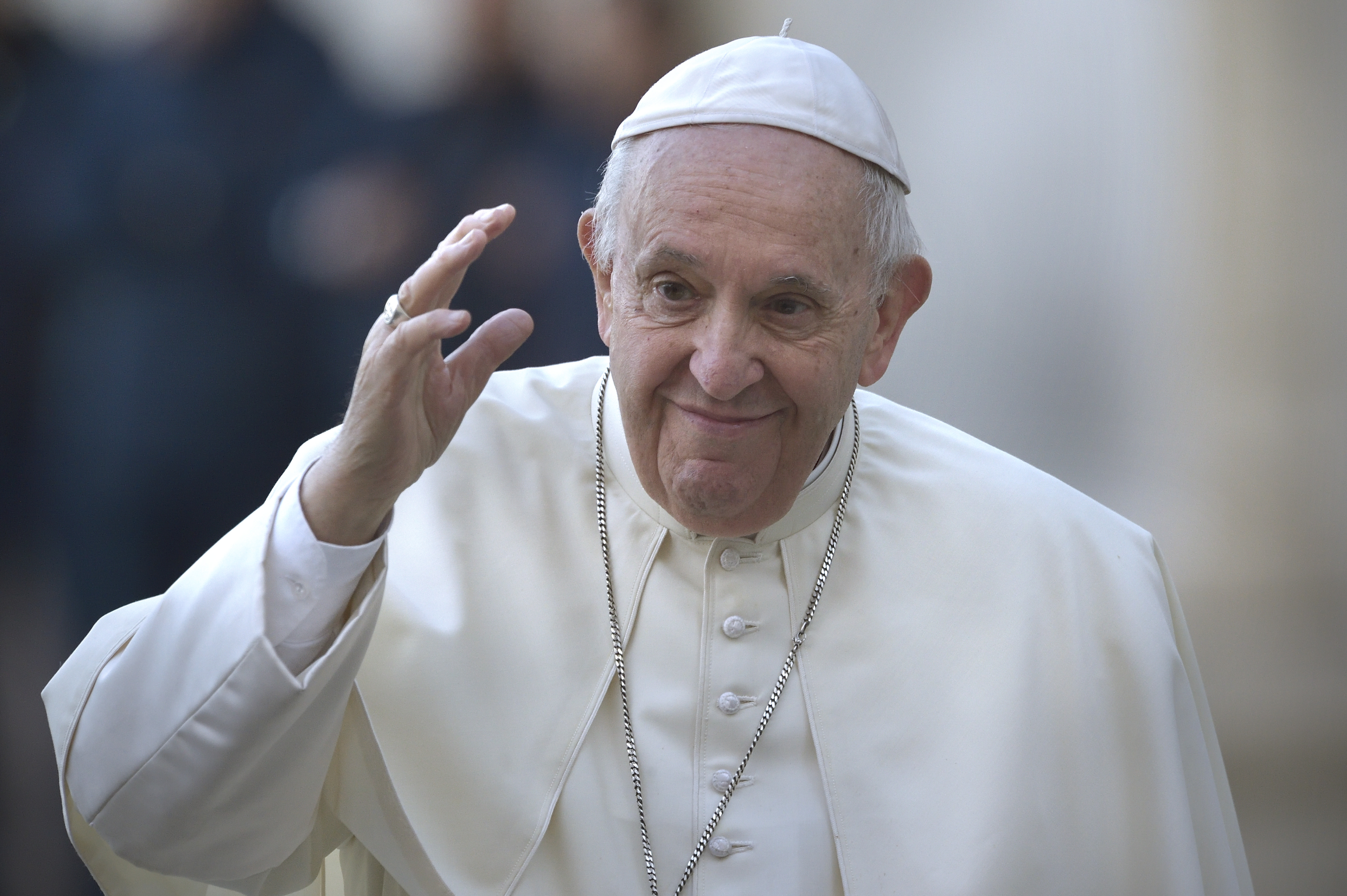 Papst Franziskus trifft sich am 18. April 2022 auf dem Petersplatz in der Vatikanstadt. | Quelle: Getty Images