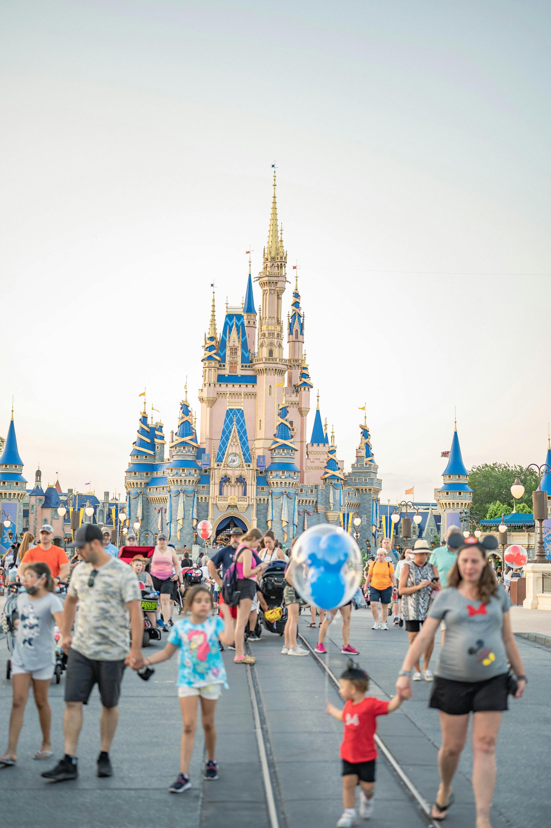 Menschen, die in der Nähe eines Disney-Schlosses spazieren gehen | Quelle: Pexels
