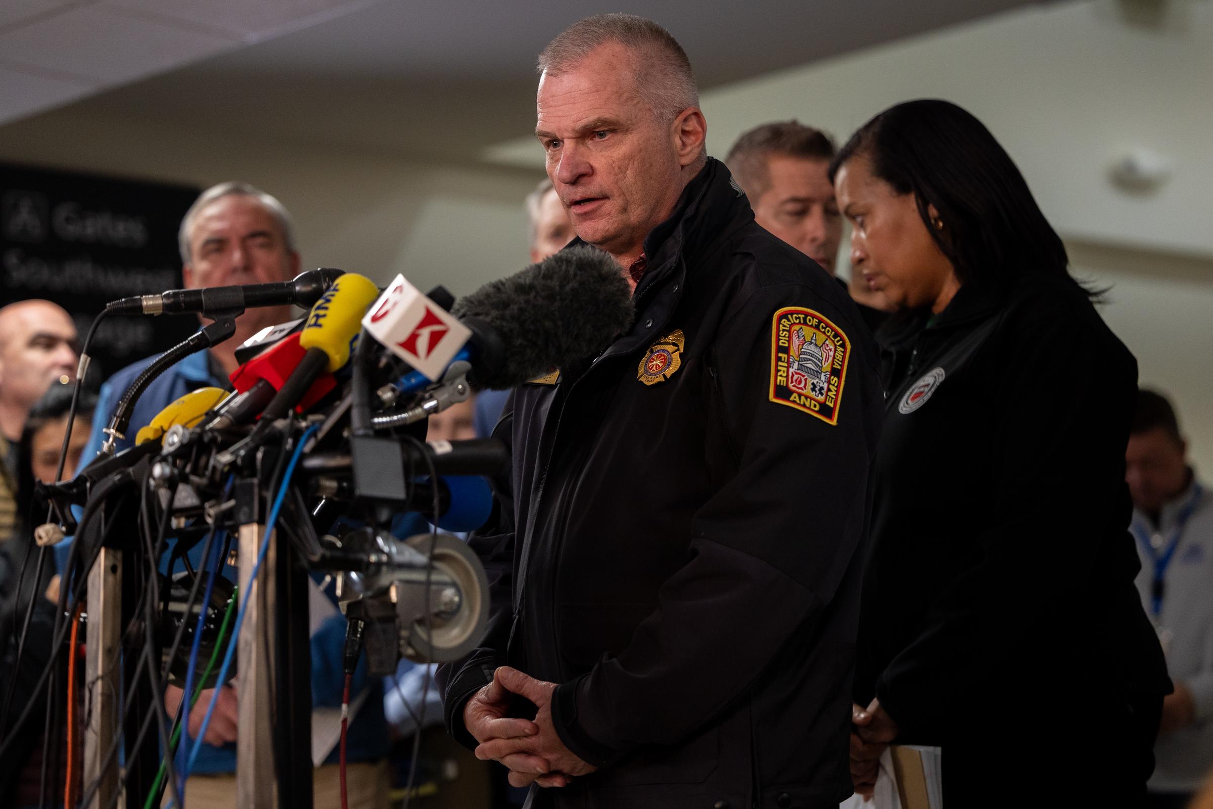 DC Fire and EMS Chief John Donnelly spricht auf einer Pressekonferenz mit anderen Regierungsvertretern über die Rettungsmaßnahmen nach dem Zusammenstoß zwischen einem American Airlines Flugzeug und einem Armeehubschrauber in Washington, DC, am 30. Januar 2025 | Quelle: Getty Images