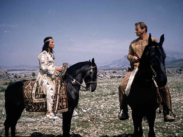 "Winnetou" und "Old Shatterhand" auf ihren beiden Pferden, 1960er Jahre | Quelle: Getty Images