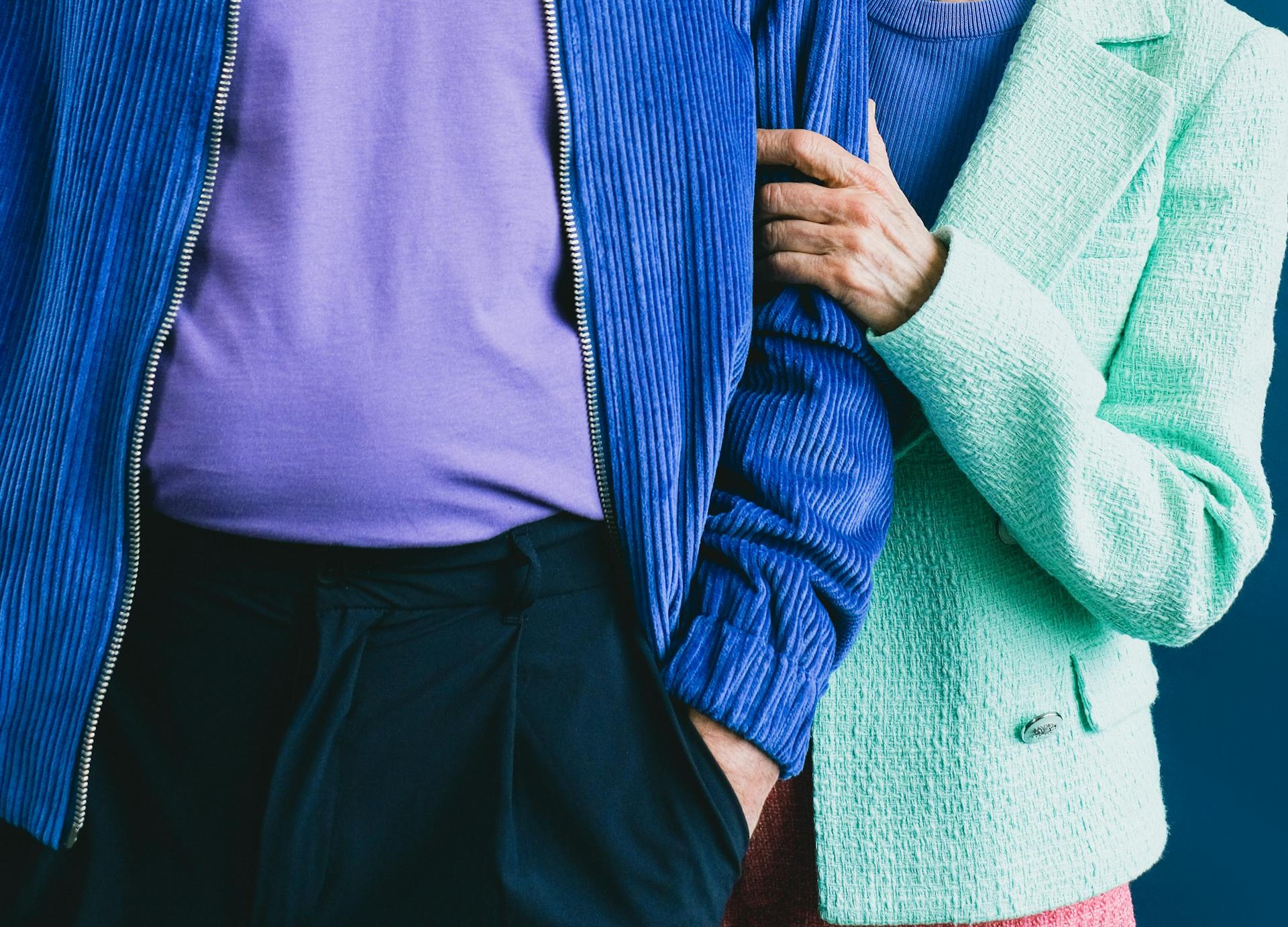 Ein älteres Paar, das nebeneinander steht | Quelle: Pexels