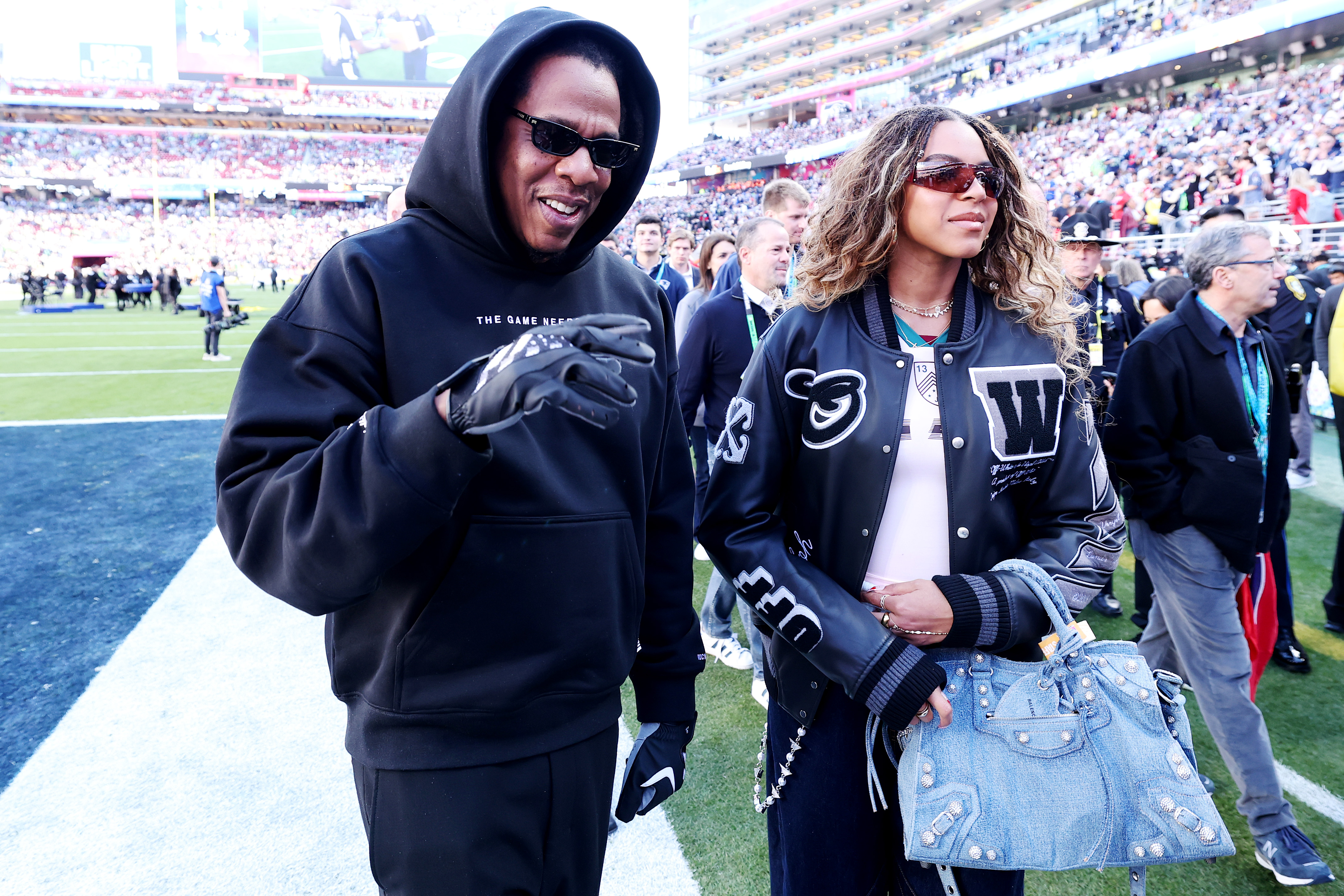 Blue Ivy war bereits am 10. Juli 2026 mit Jay-Z im Yankee Stadium zu sehen, wo sie während seines Auftritts zu „Feelin’ It“ Klavier spielte. Ihr jüngster Auftritt im SoFi Stadium setzte die wachsende Reihe unvergesslicher Vater-Tochter-Kooperationen fort. | Quelle: Getty Images