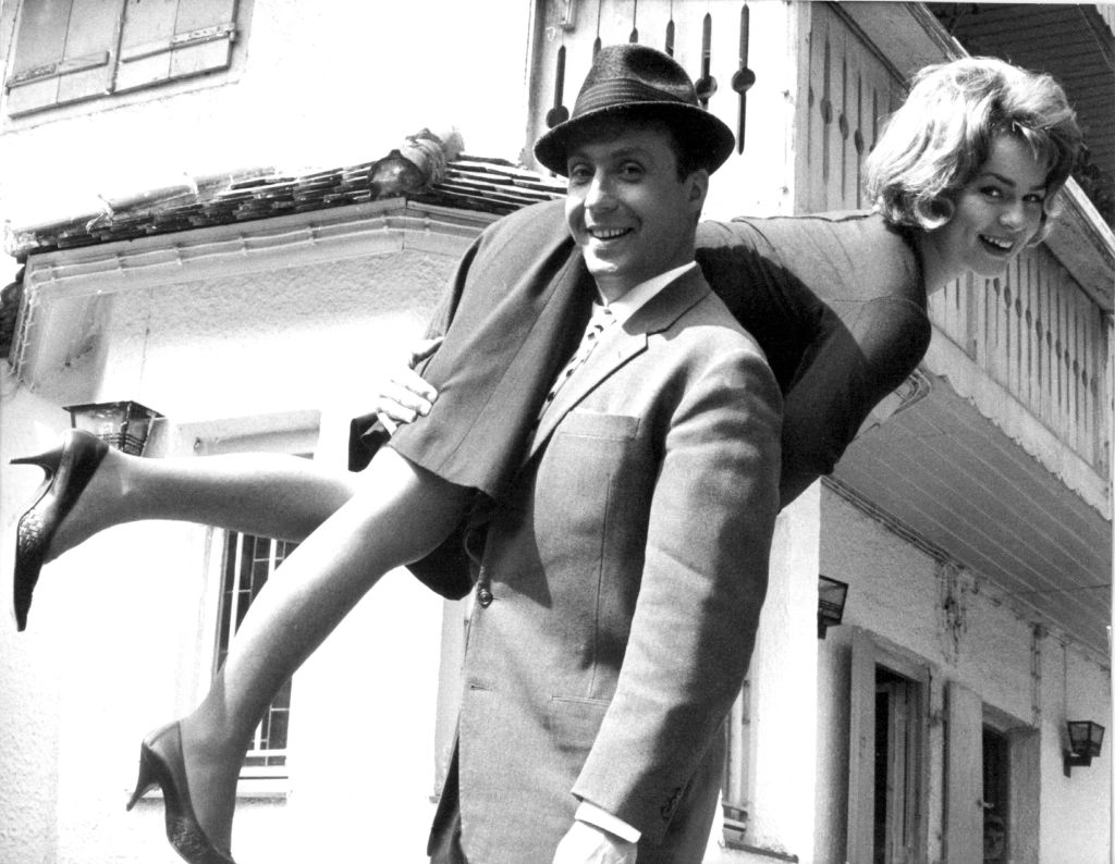 Ein Archivbild von 1964 mit dem österreichischen Schauspieler, Sänger und TV-Entertainer Peter Alexander (links) als Valentin Haase und Cornelia Froboess (rechts) in einer Filmszene. | Quelle: Getty Images