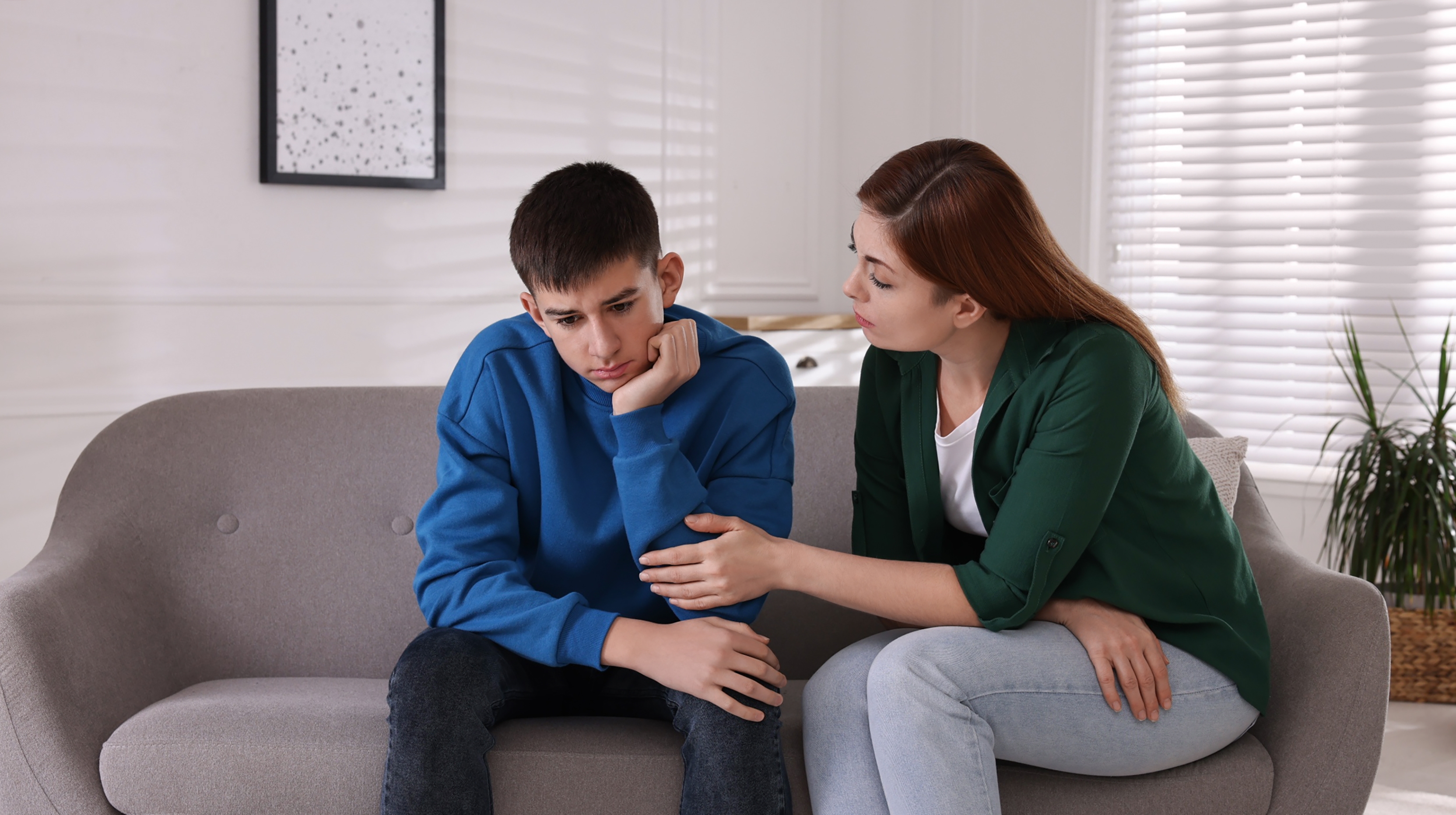 Eine Mutter führt ein ernstes Gespräch mit ihrem Sohn | Quelle: Shutterstock