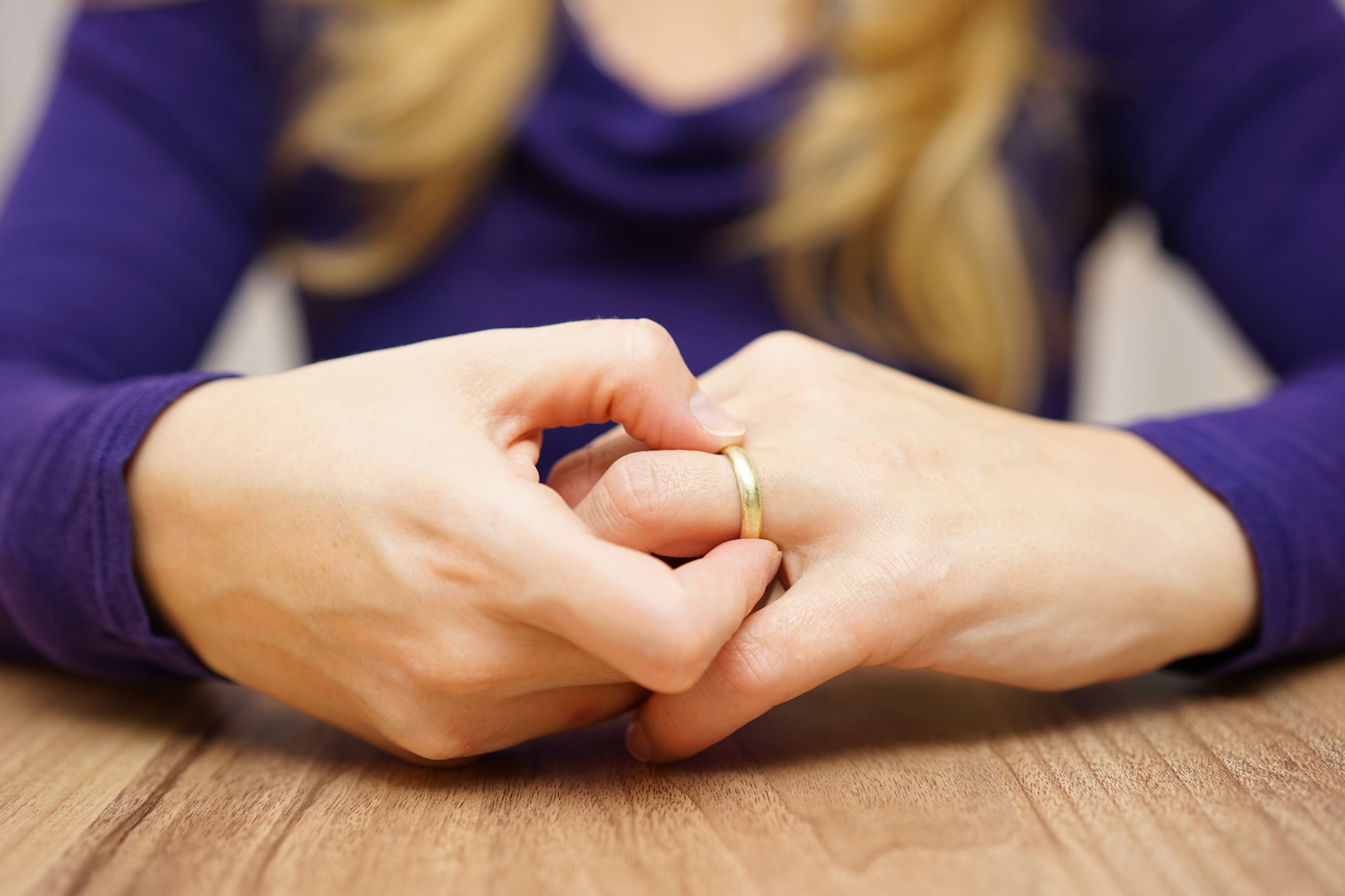 Eine Frau, die ihren Ehering berührt | Quelle: Shutterstock