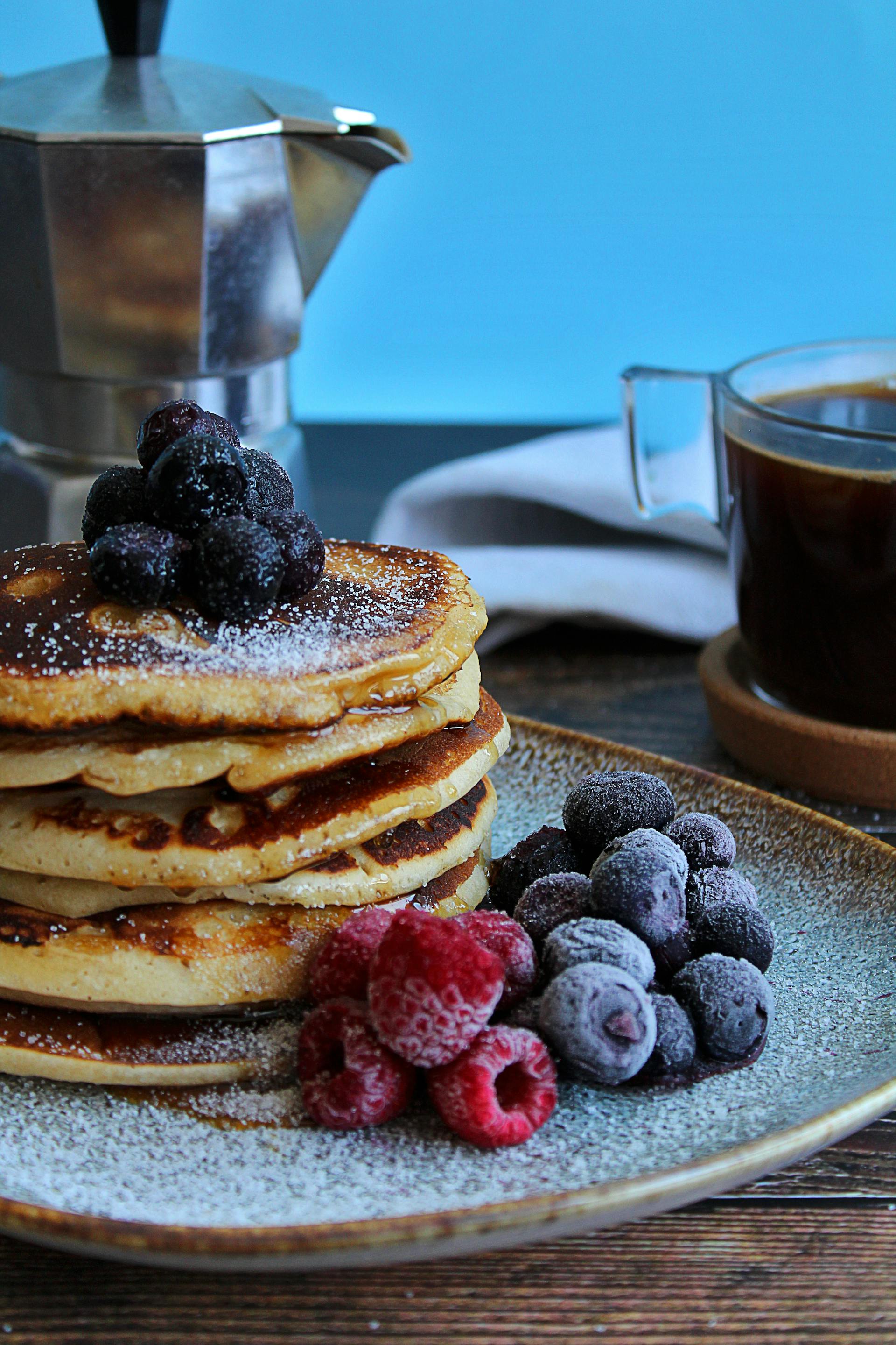 Kaffee und Pfannkuchen auf einem Tisch | Quelle: Pexels