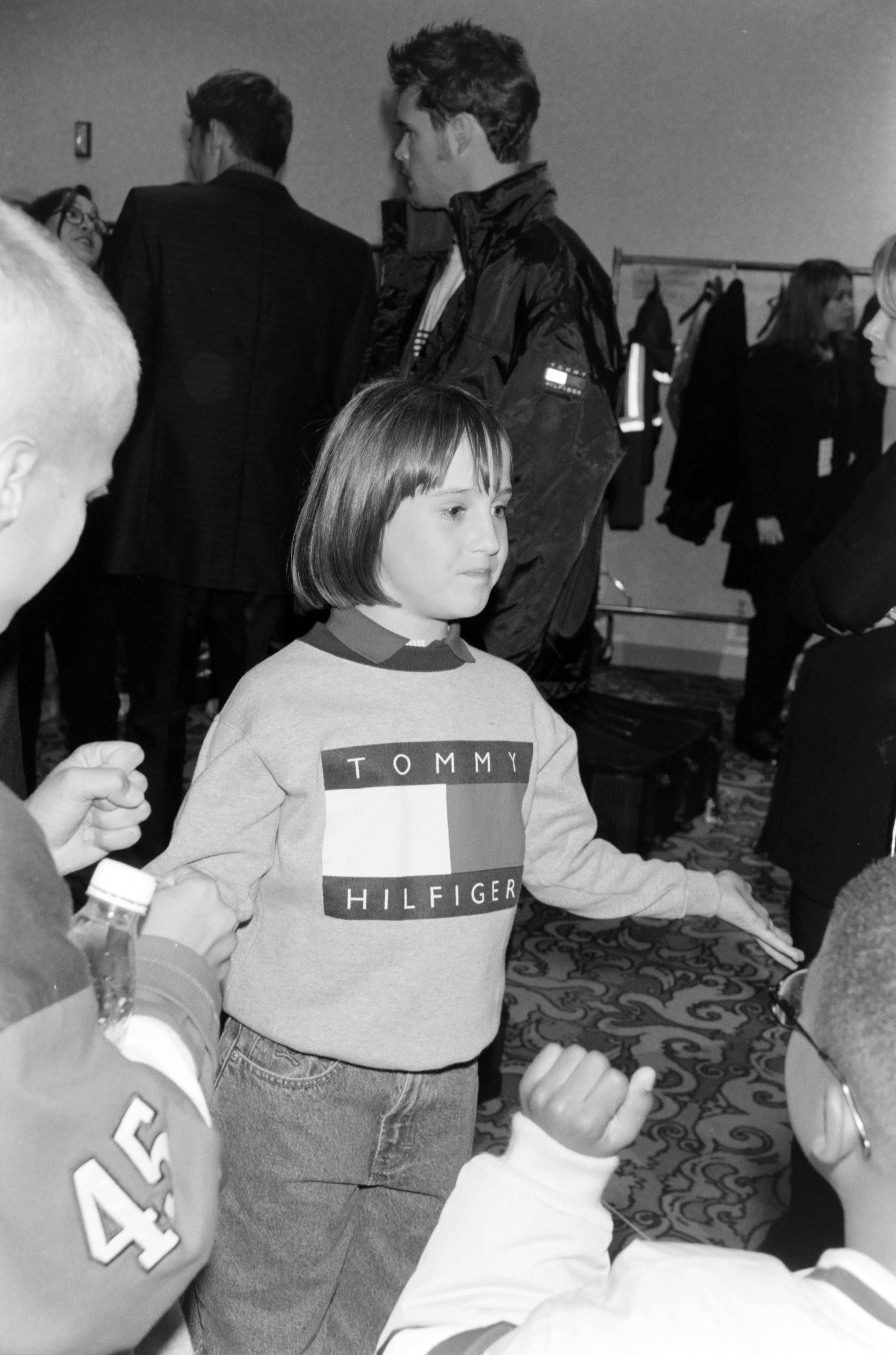 Mara Wilson nimmt am 14. November 1997 in Los Angeles, Kalifornien, an der sechsten jährlichen Benefizveranstaltung Race to Erase MS teil, die von Tommy Hilfiger gesponsert wird | Quelle: Getty Images