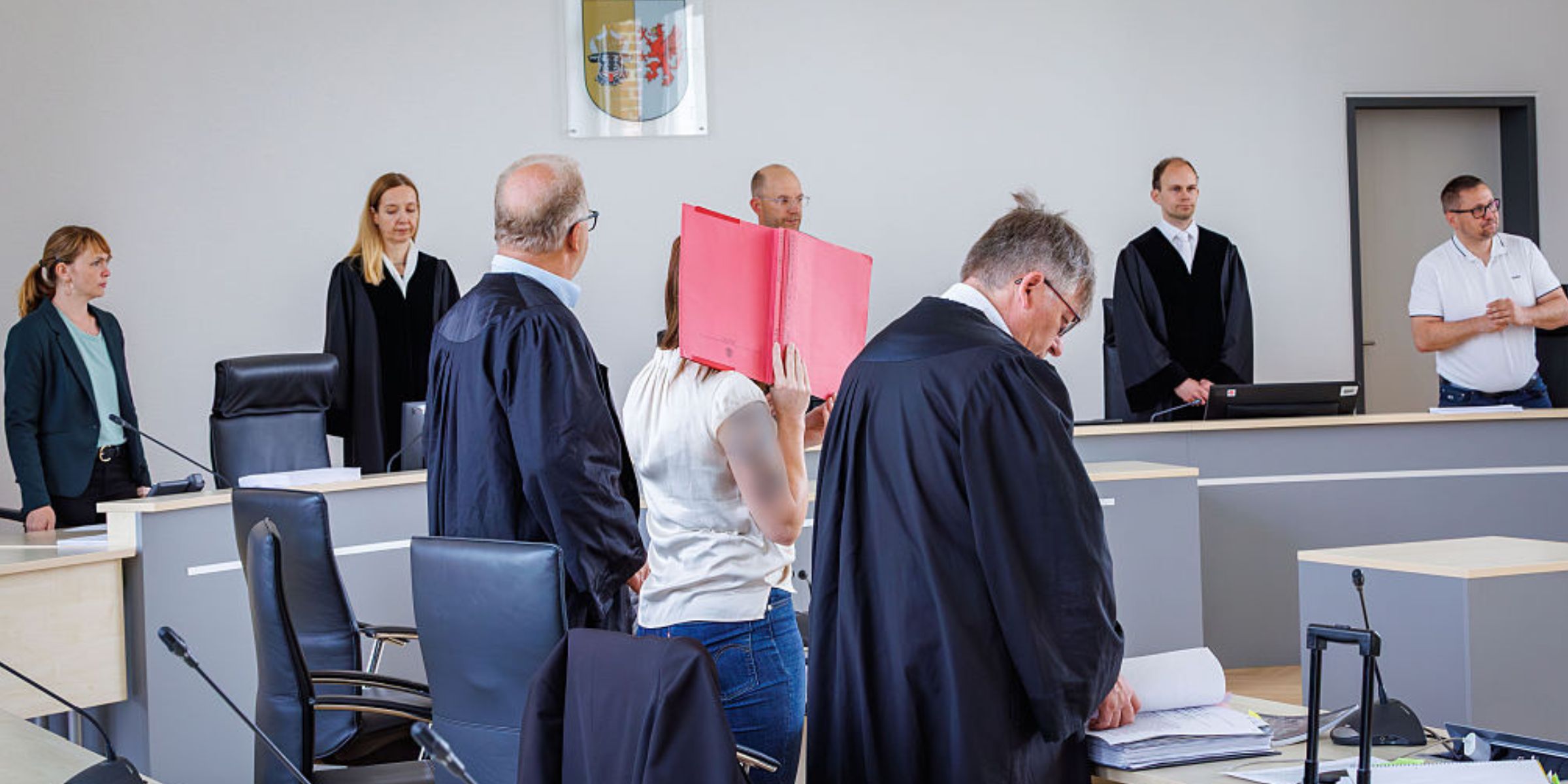 Die Angeklagte steht zwischen den Rechtsanwälten Andreas Ohm (rechts) und Thomas Löcker | Quelle: Getty Images