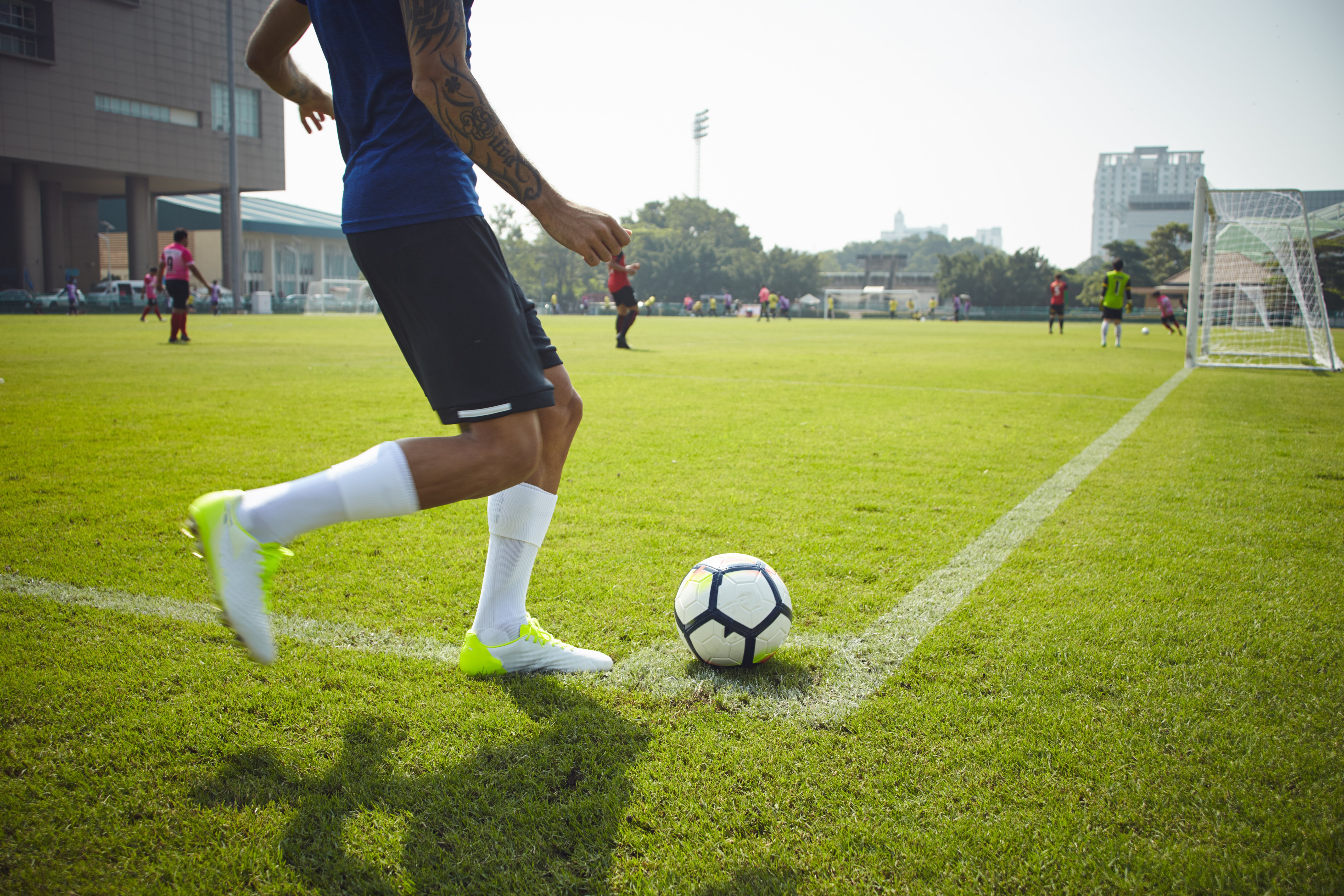 Fußballspieler auf dem Spielplatz mit Fußball | Quelle: Shutterstock
