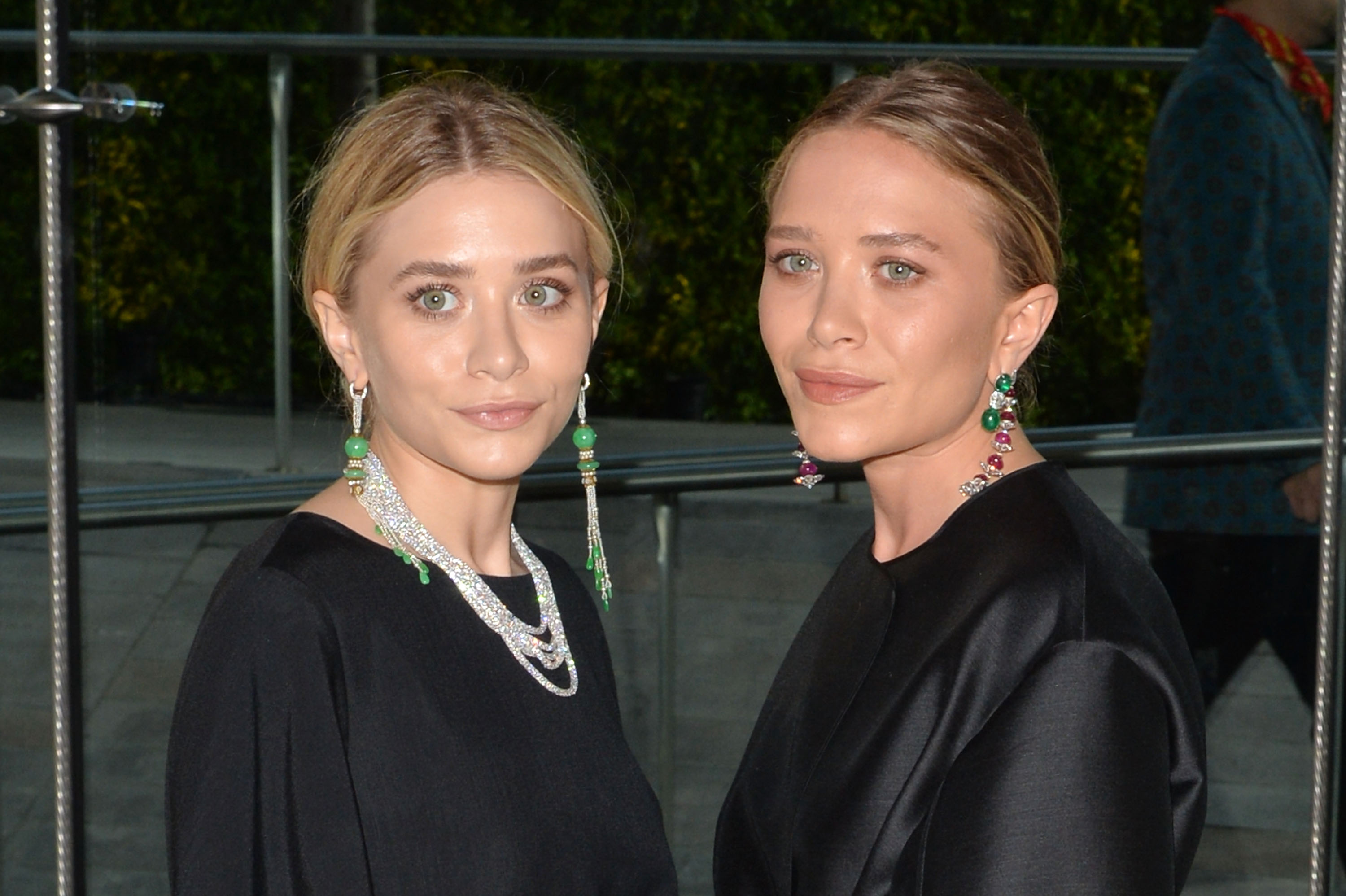 Minimalistische Eleganz und ruhige, gelassene Gesichtsausdrücke zeichneten die 28-jährigen Mary-Kate und Ashley Olsen bei den CFDA Fashion Awards am 2. Juni 2014 aus. Dort betonten glatte Hochsteckfrisuren mit Mittelscheitel ihre markanten Wangenknochen, und minimalistische schwarze Outfits wurden durch auffälligen Diamant- und Edelsteinschmuck ergänzt.