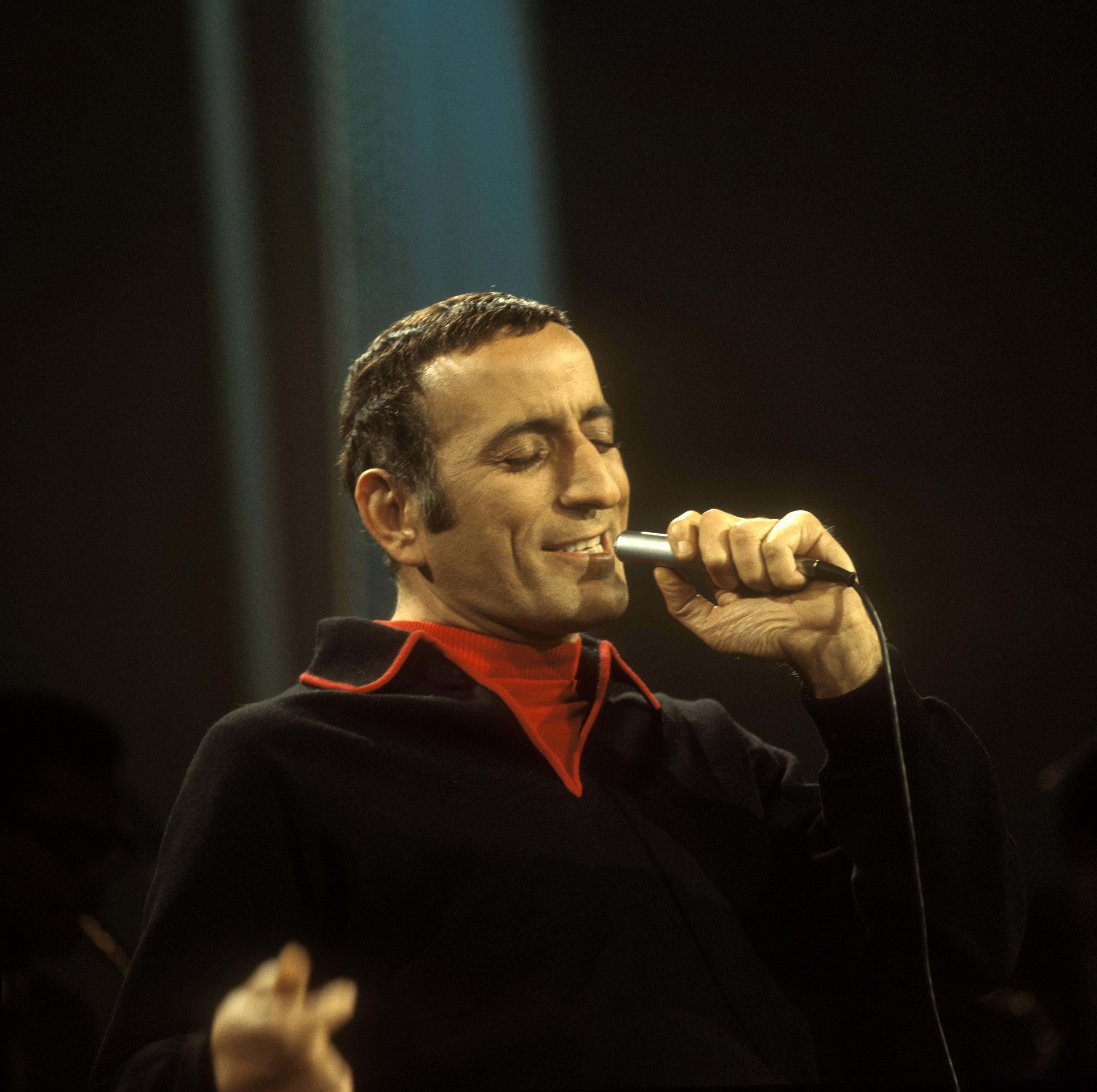 Tony Bennett bei einem Live-Auftritt, ca. 1962. | Quelle: Getty Images