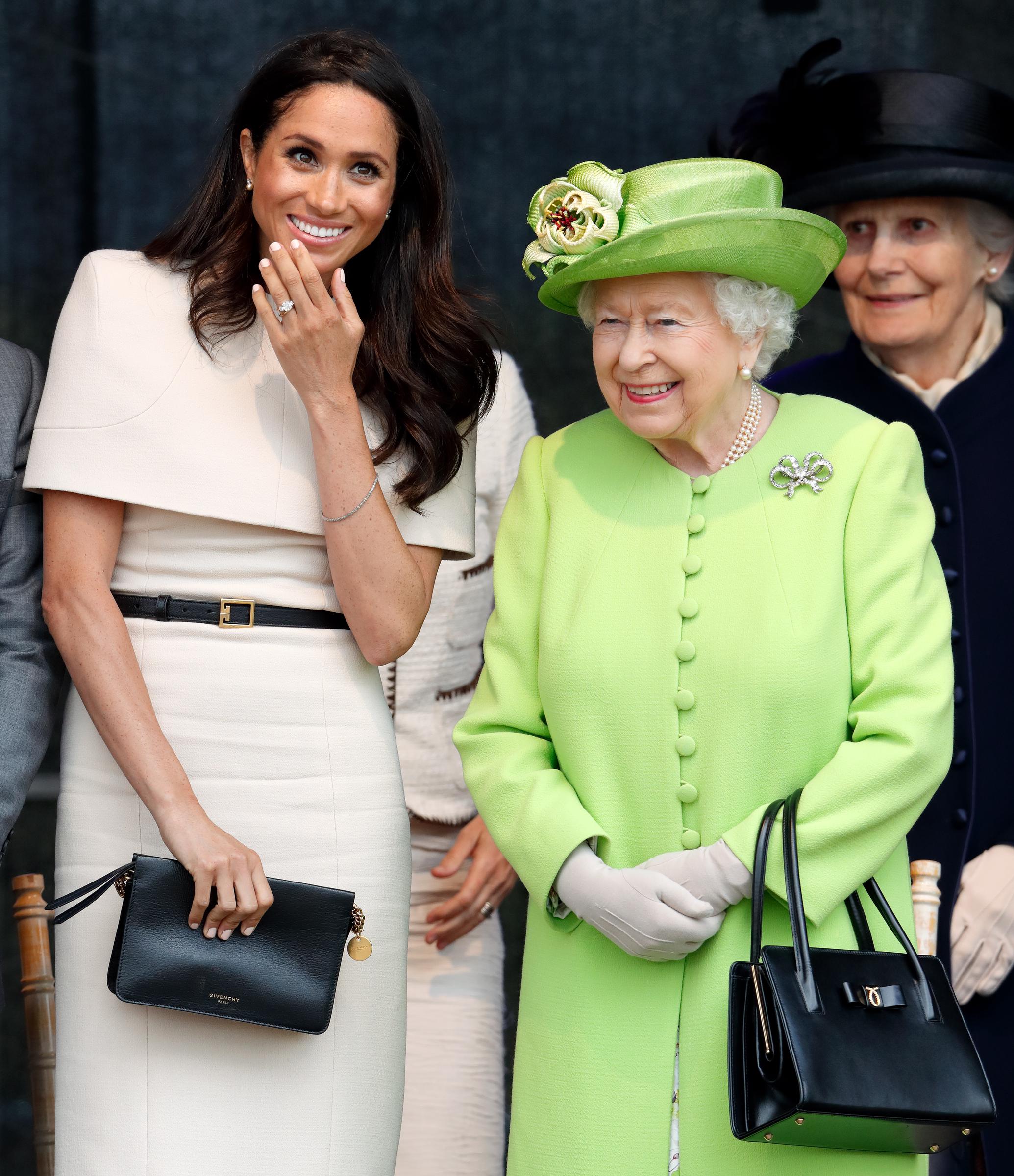 Meghan, Herzogin von Sussex und Königin Elizabeth II. nehmen an einer Zeremonie zur Eröffnung der neuen Mersey Gateway Bridge am 14. Juni 2018 in Widnes, England, teil | Quelle: Getty Images