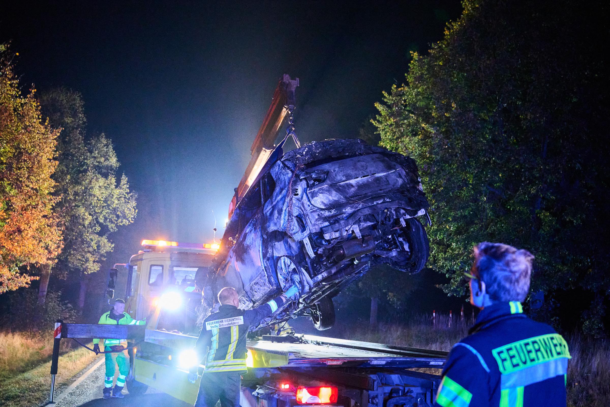 Auf den Aufnahmen wird das Ausmaß der Beschädigung am Fahrzeug deutlich | Quelle: Getty Images