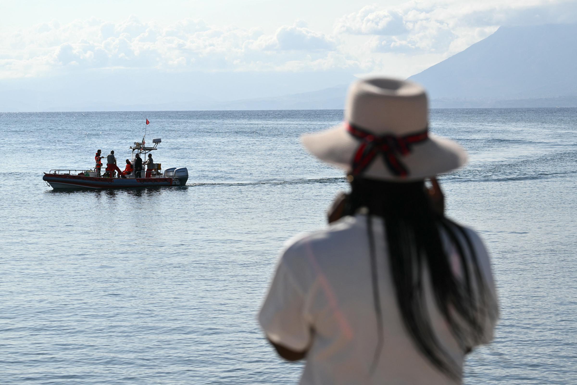 Eine Frau beobachtet Rettungsteams bei der Arbeit in Porticello, Italien, am 21. August 2024, zwei Tage nachdem die unter britischer Flagge fahrende Luxusyacht Bayesian gesunken ist. | Quelle: Getty Images