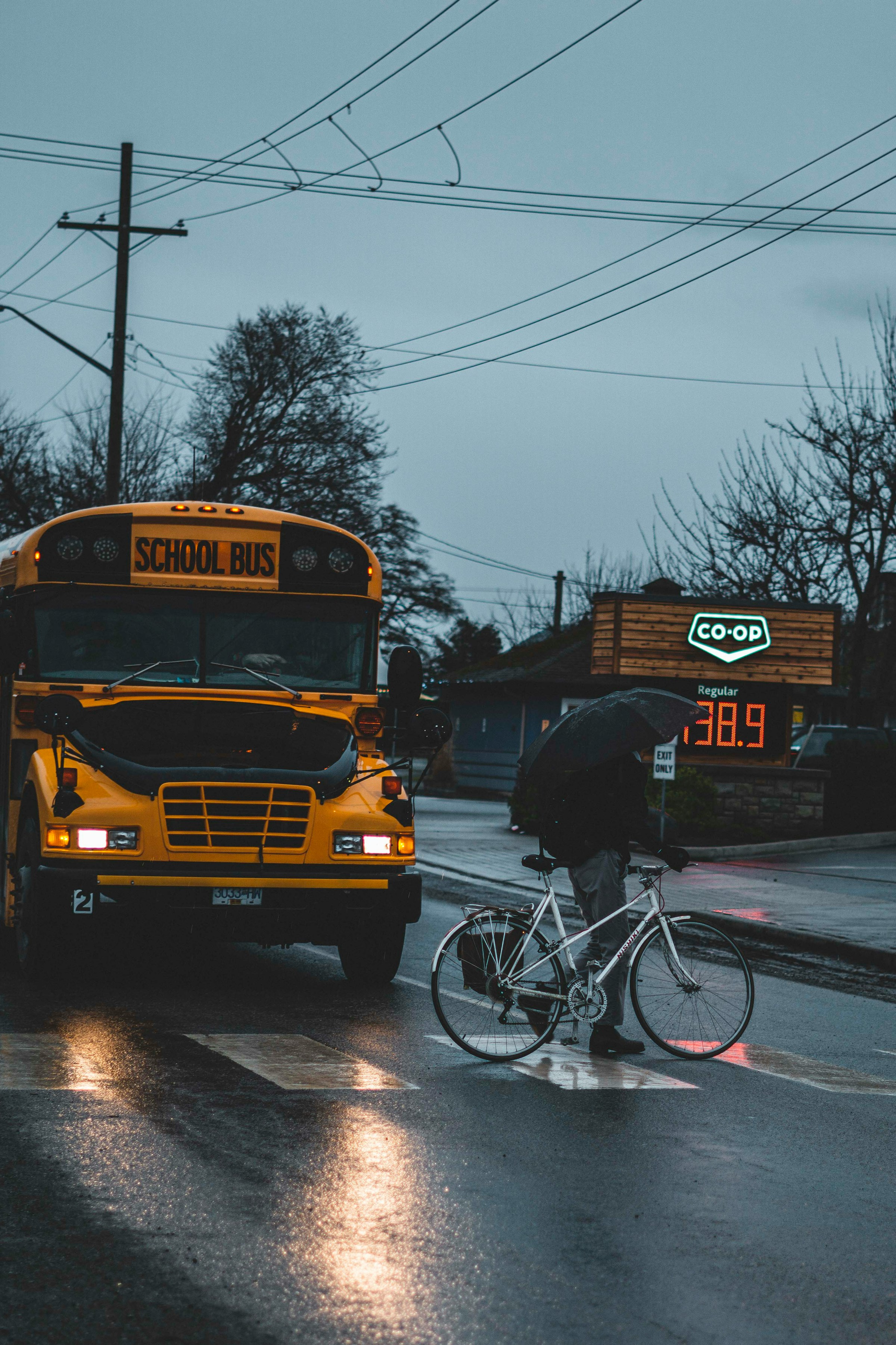 Ein Schulbus an einem regnerischen Abend | Quelle: Unsplash