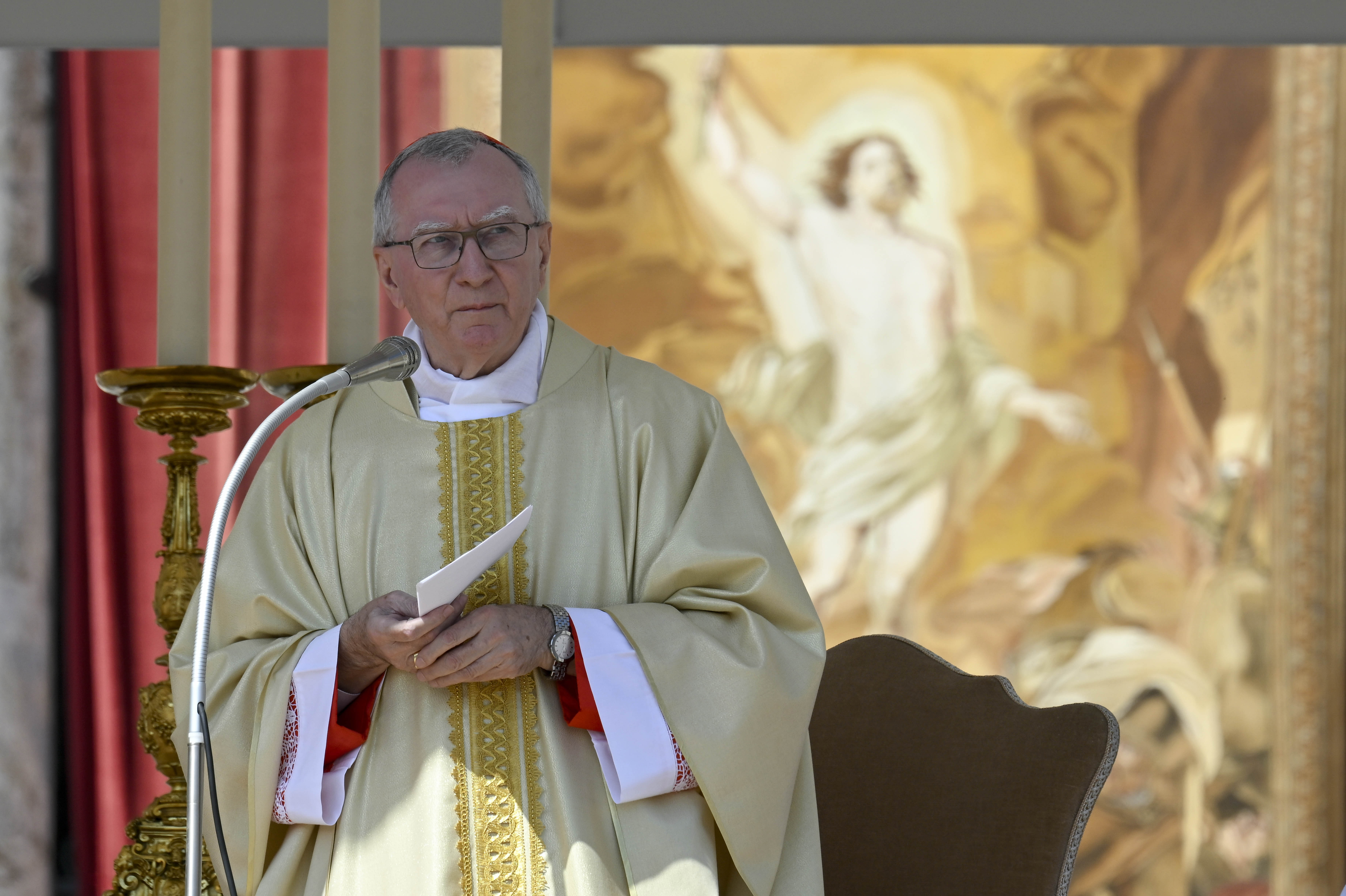 Kardinal Pietro Parolin zelebriert die Messe am Sonntag der Göttlichen Barmherzigkeit zur Wahl von Papst Franziskus am 27. April 2025 auf dem Petersplatz in der Vatikanstadt. | Quelle: Getty Images
