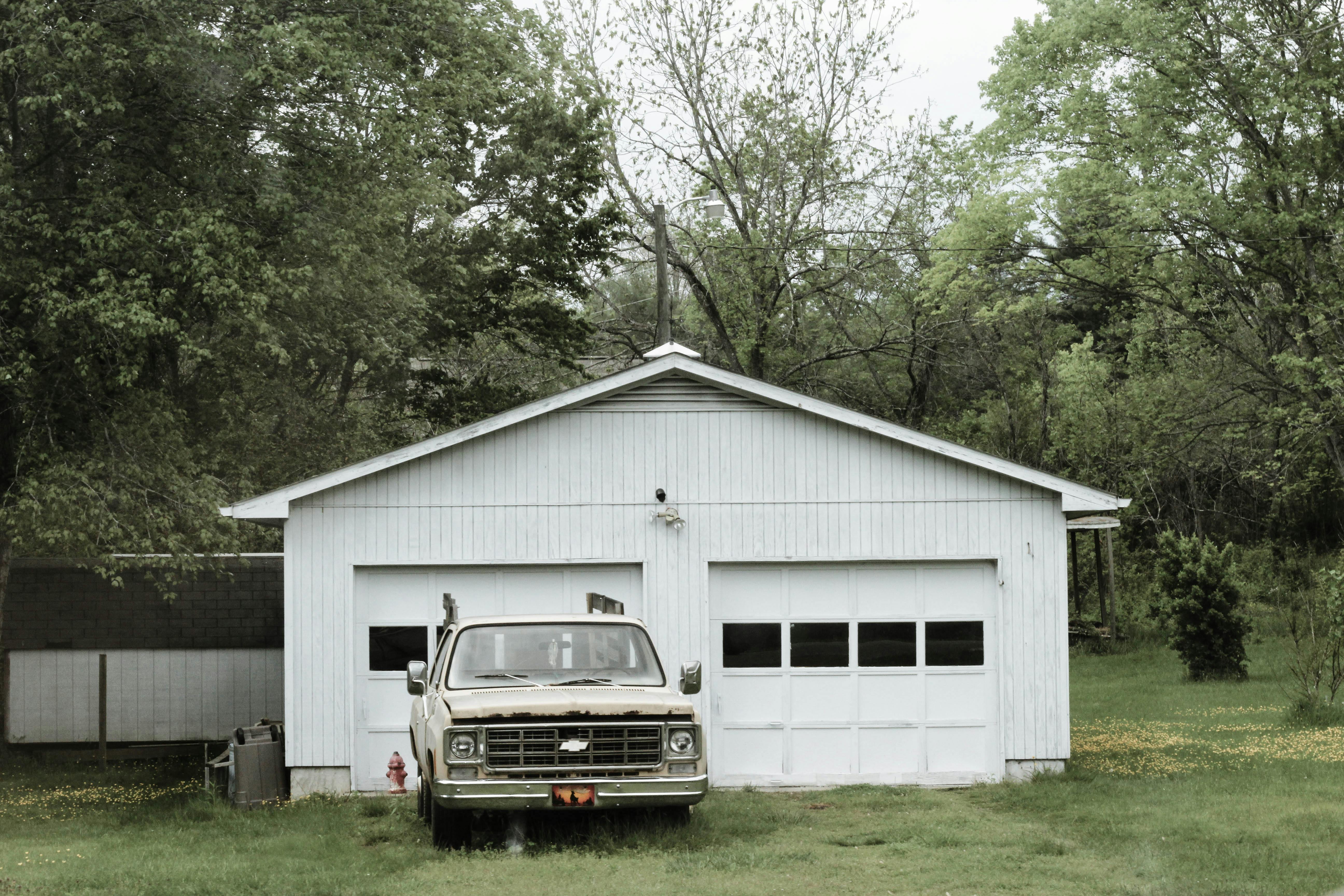 Eine weiße Garage mit einem Auto | Quelle: Pexels