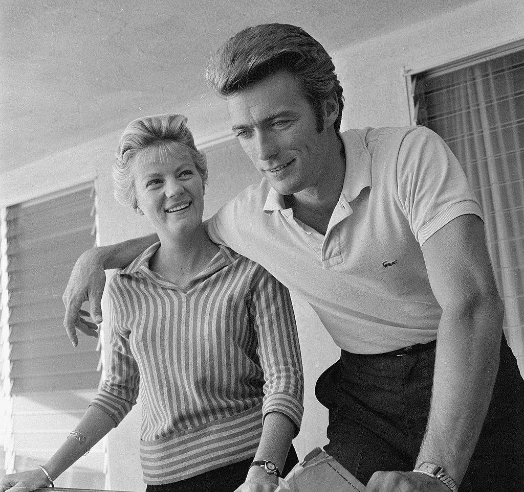 Clint Eastwood mit seiner Frau Maggie Johnson am 1. Oktober 1959 | Quelle: Getty Images