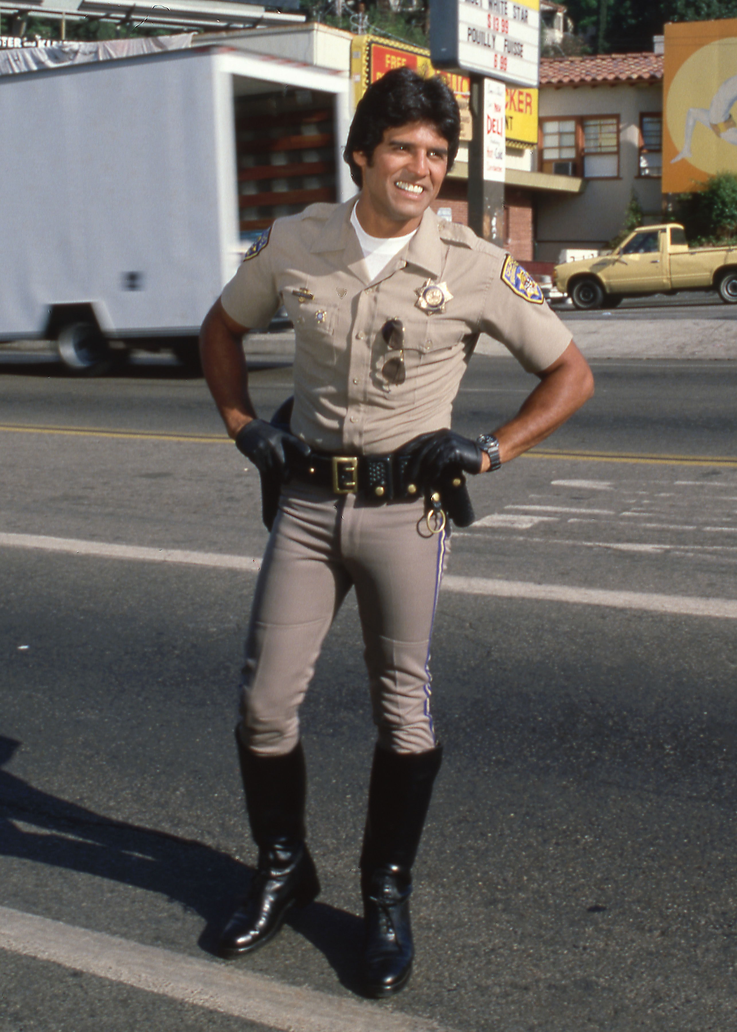 Der Schauspieler am Set der Serie „CHiPs“ von 1977. | Quelle: Getty Images