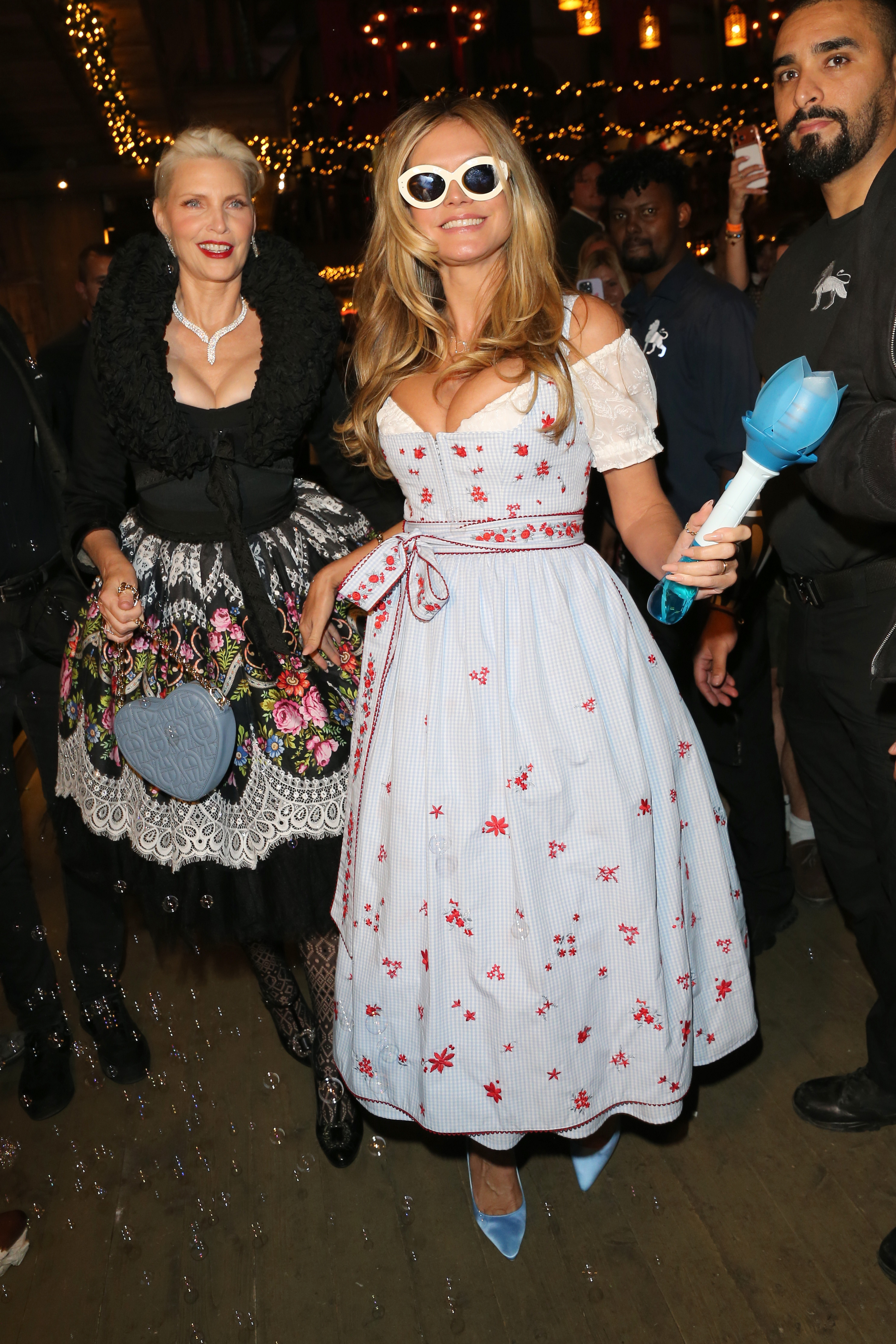 Nadja Auermann und Heidi Klum auf dem Oktoberfest 2026 in München | Quelle: Getty Images