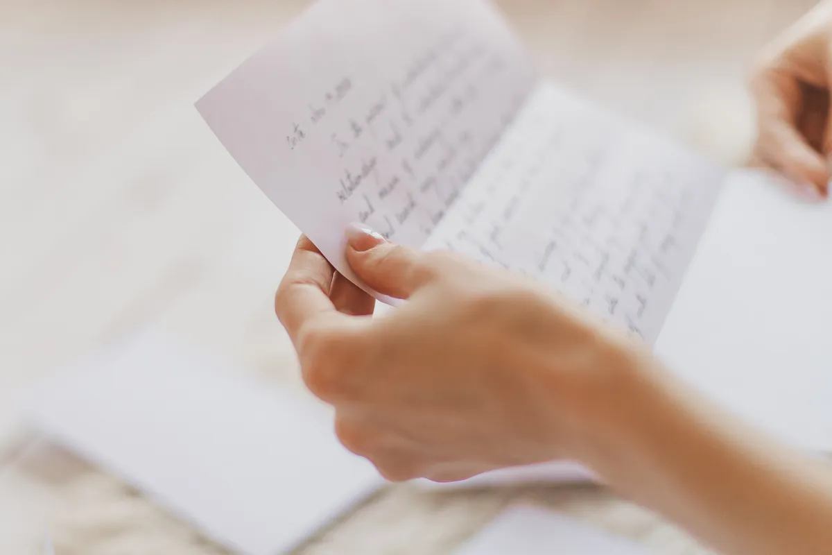 Eine Person hält einen handgeschriebenen Brief in der Hand | Quelle: Shutterstock