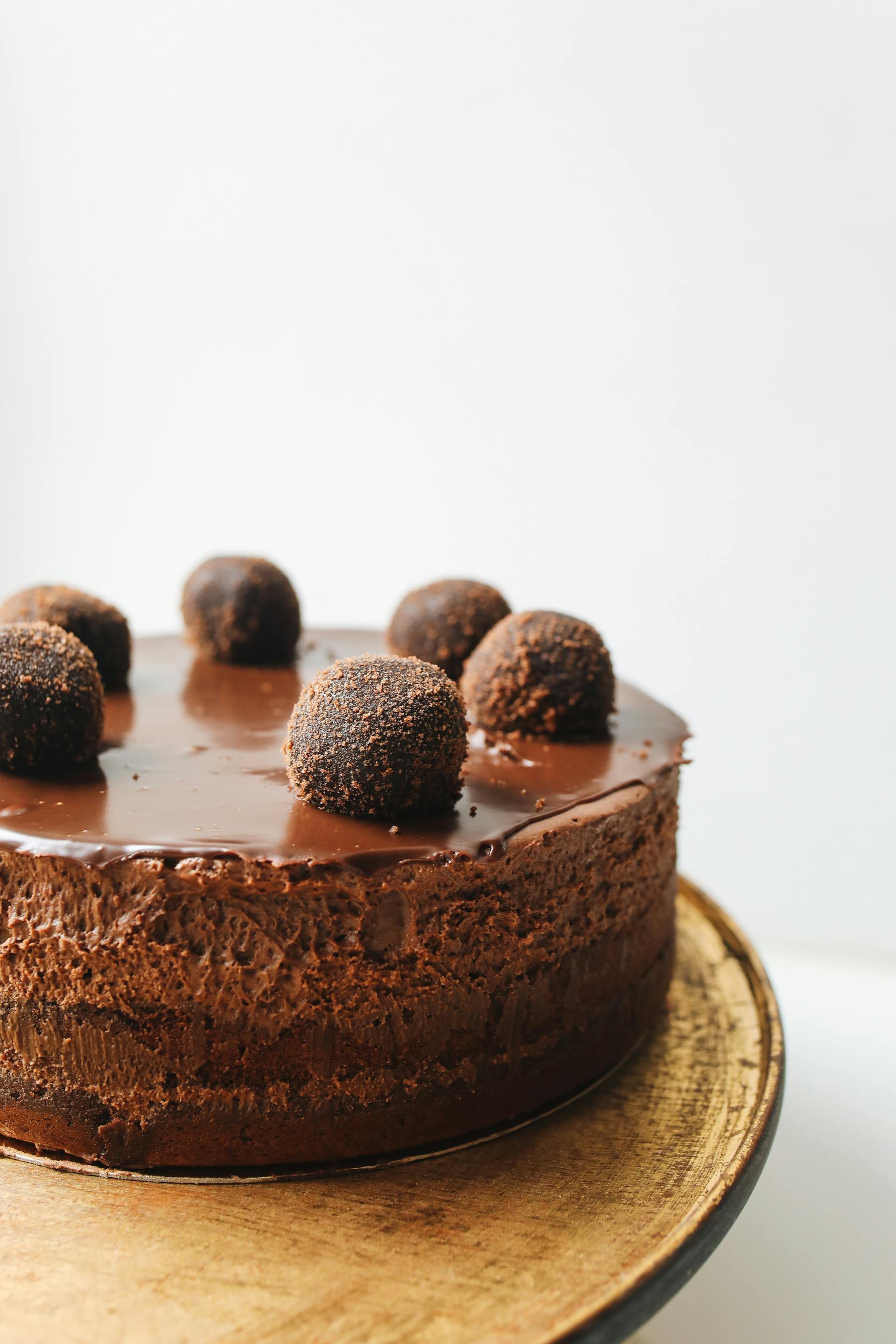 Schokoladenkuchen auf einer Tafel | Quelle: Pexels