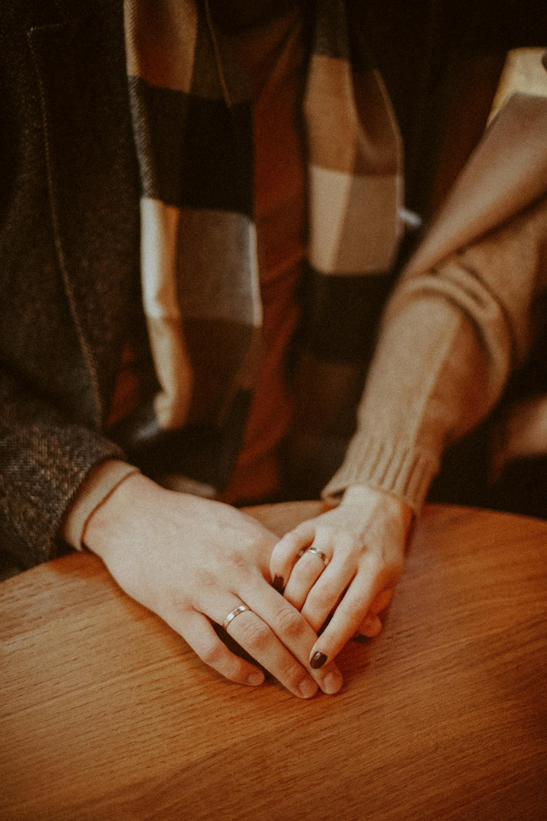 Ein Paar, das sich an den Händen hält | Quelle: Pexels