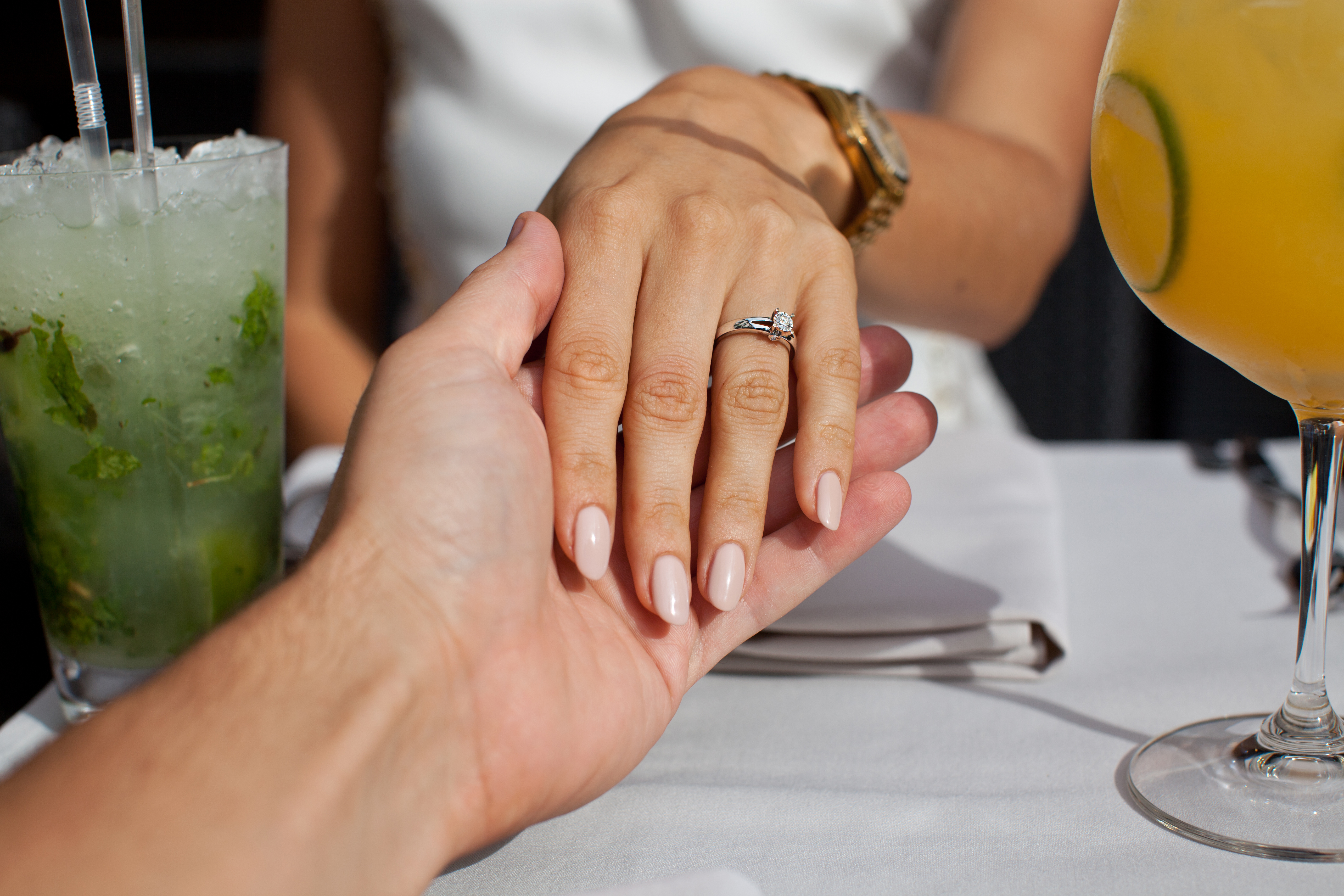 Ein Mann hält die Hand einer Frau mit einem Verlobungsring | Quelle: Shutterstock