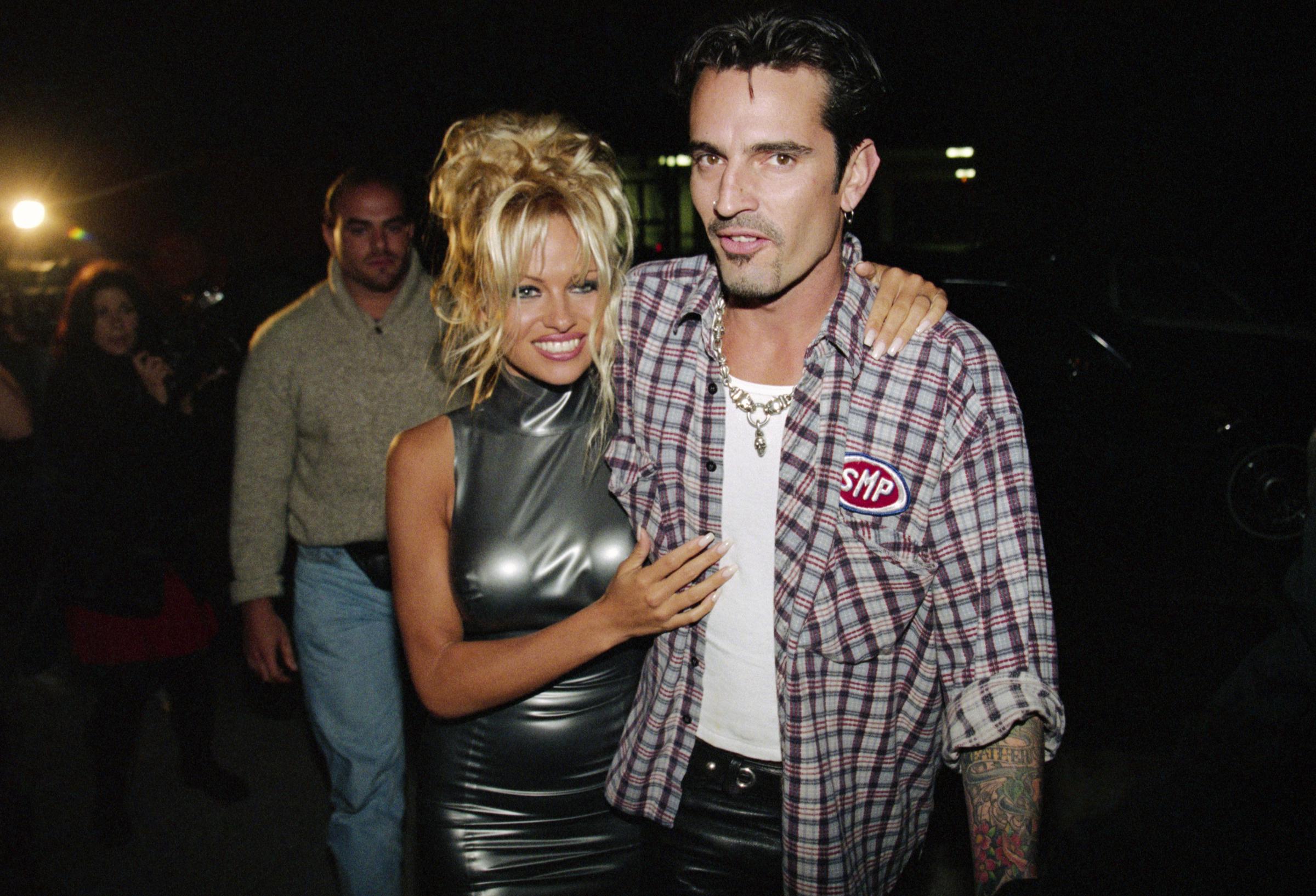 Pamela Anderson und Tommy Lee umarmen sich am 26. Februar 1995 | Quelle: Getty Images