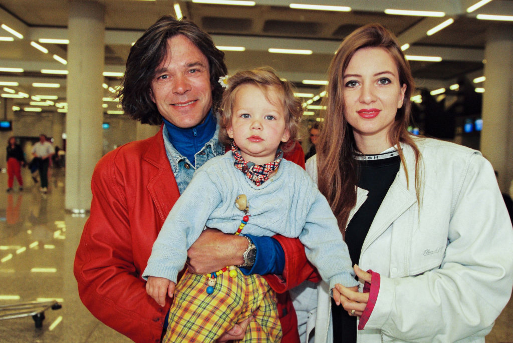 Schlagersänger Jürgen Drews mit Frau Ramona und Tochter Joelina am Köln/Bonner Flughafen. | Quelle: Getty Images