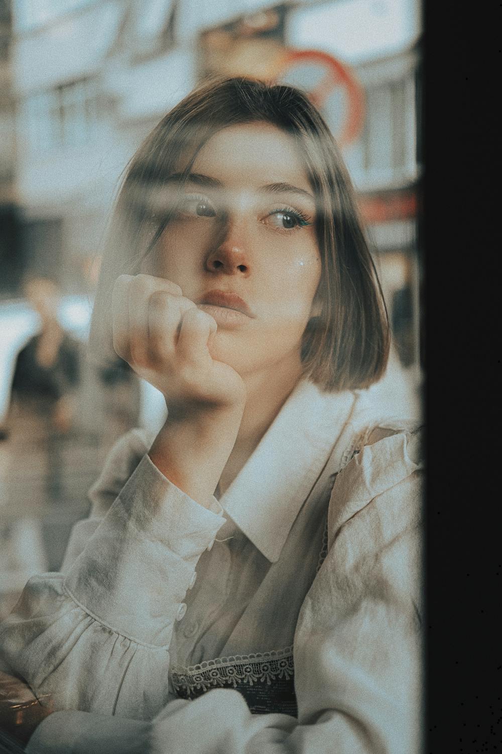Eine ernste Frau in einem Cafe | Quelle: Pexels
