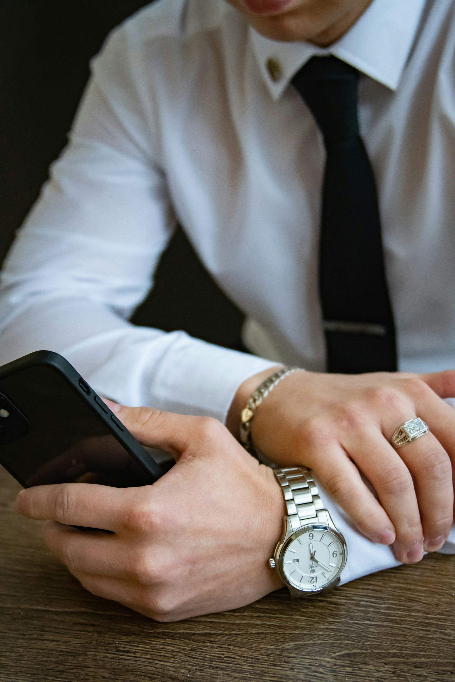 Ein Mann schaut auf sein Telefon | Quelle: Unsplash