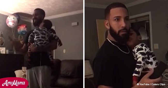 Vater singt seinem tauben Sohn und kann seine Emotionen nicht halten, als er die Reaktion seines Sohnes sieht 