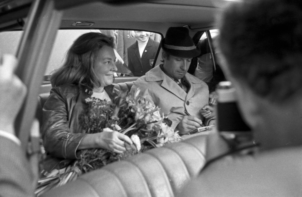 Der österreichische Sänger und Schauspieler Peter Alexander und Ehefrau Hilde Haagen bei der Ankunft am Flughafen in Hamburg, Deutschland 1970er Jahre | Quelle: Getty Images