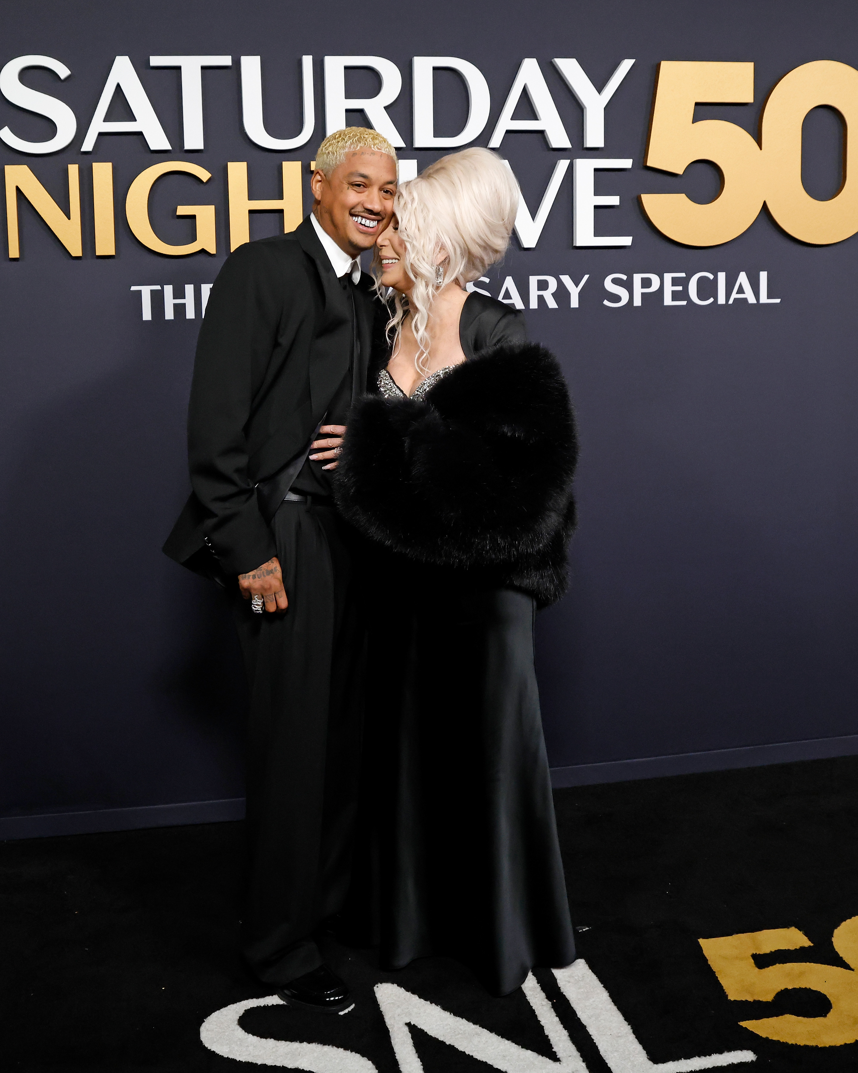 Alexander Edwards und Cher besuchen das "SNL50: The Anniversary Special" am 16. Februar 2025 | Quelle: Getty Images