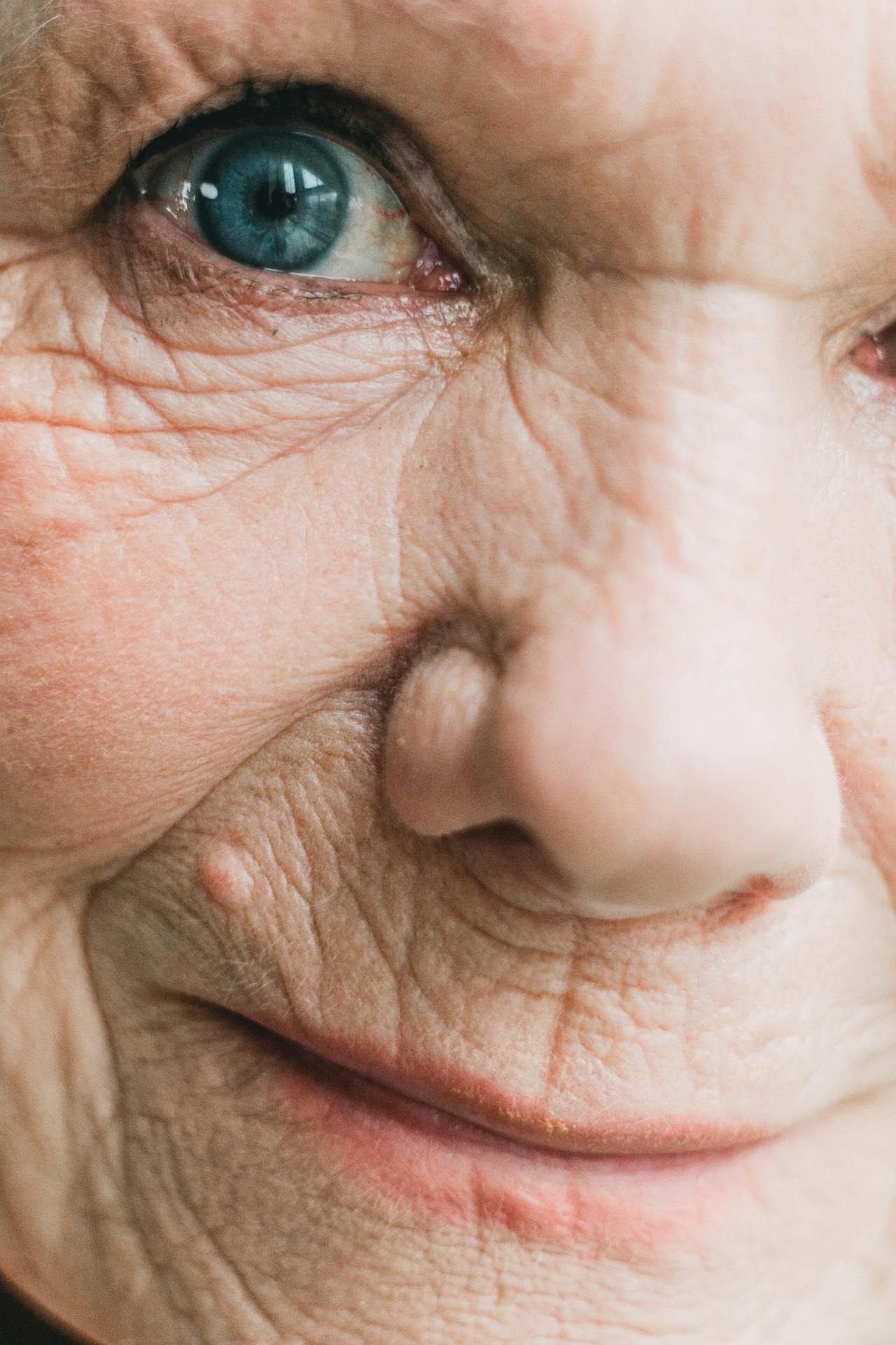 Eine emotional überwältigte ältere Frau, die lächelt | Quelle: Pexels