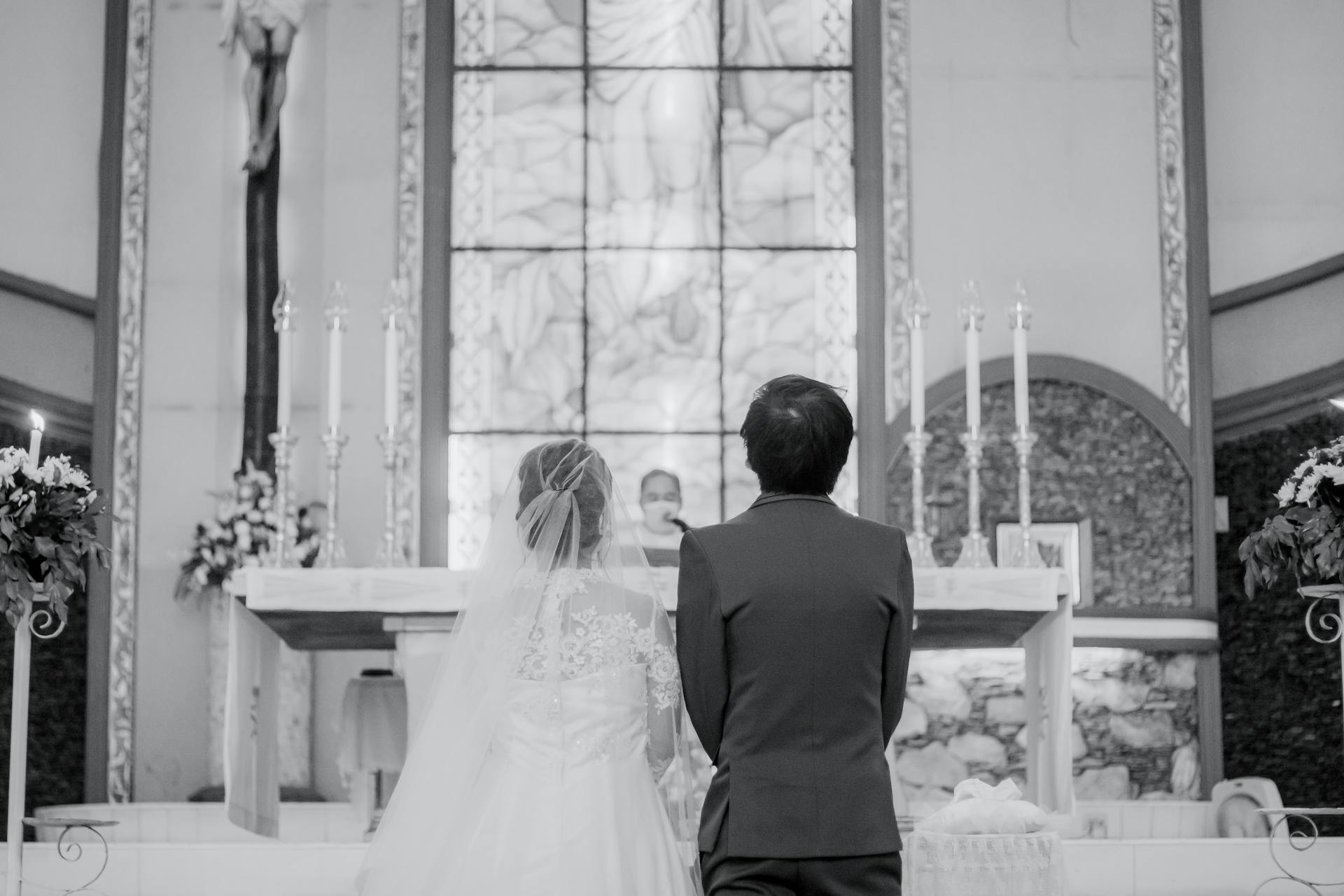 Ein Paar vor dem Altar | Quelle: Pexels